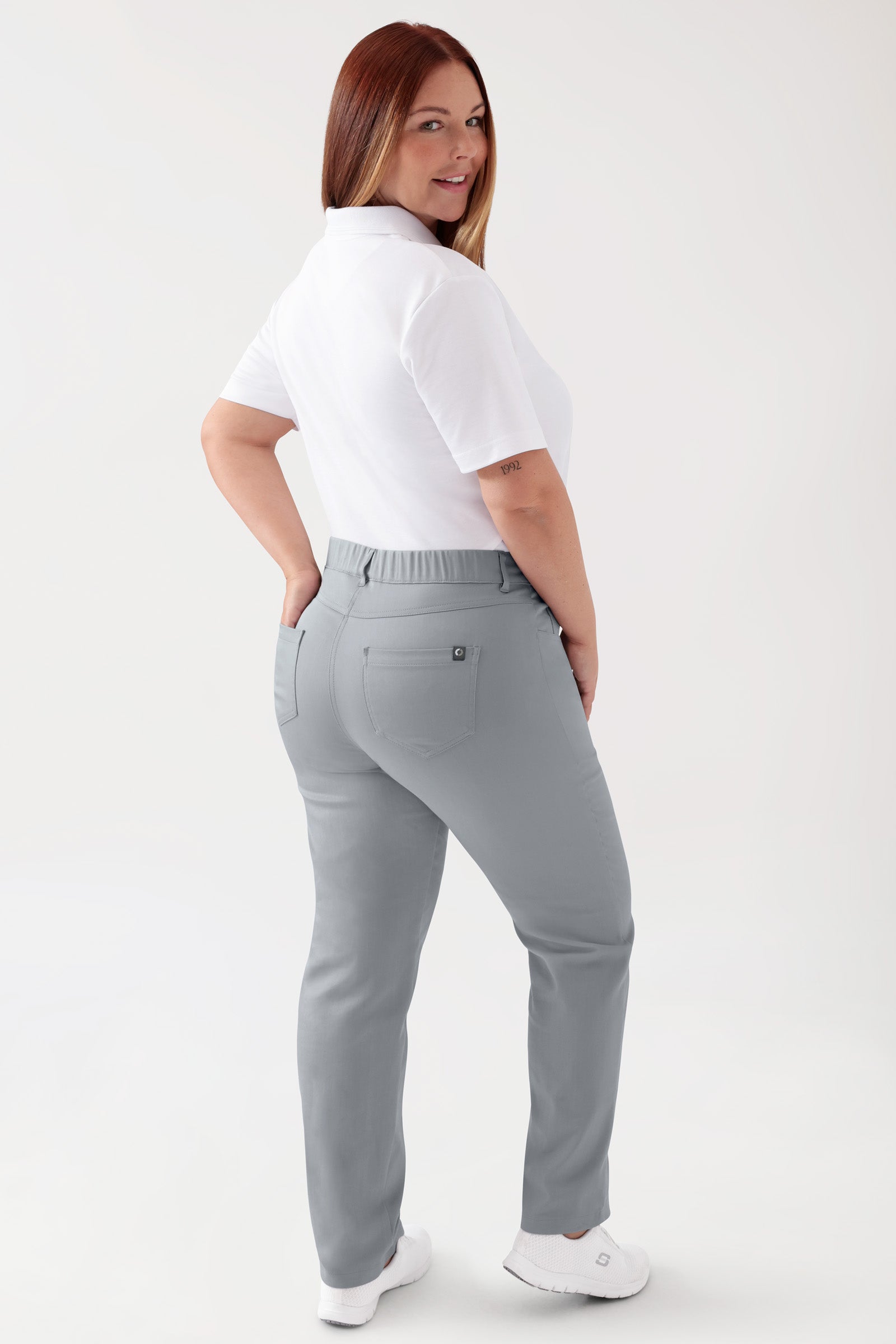 COMFY FLEX 5-Pocket Hose Damen - gerades Bein grau, Rückansicht Das Model ist 173 cm groß und trägt Größe 46