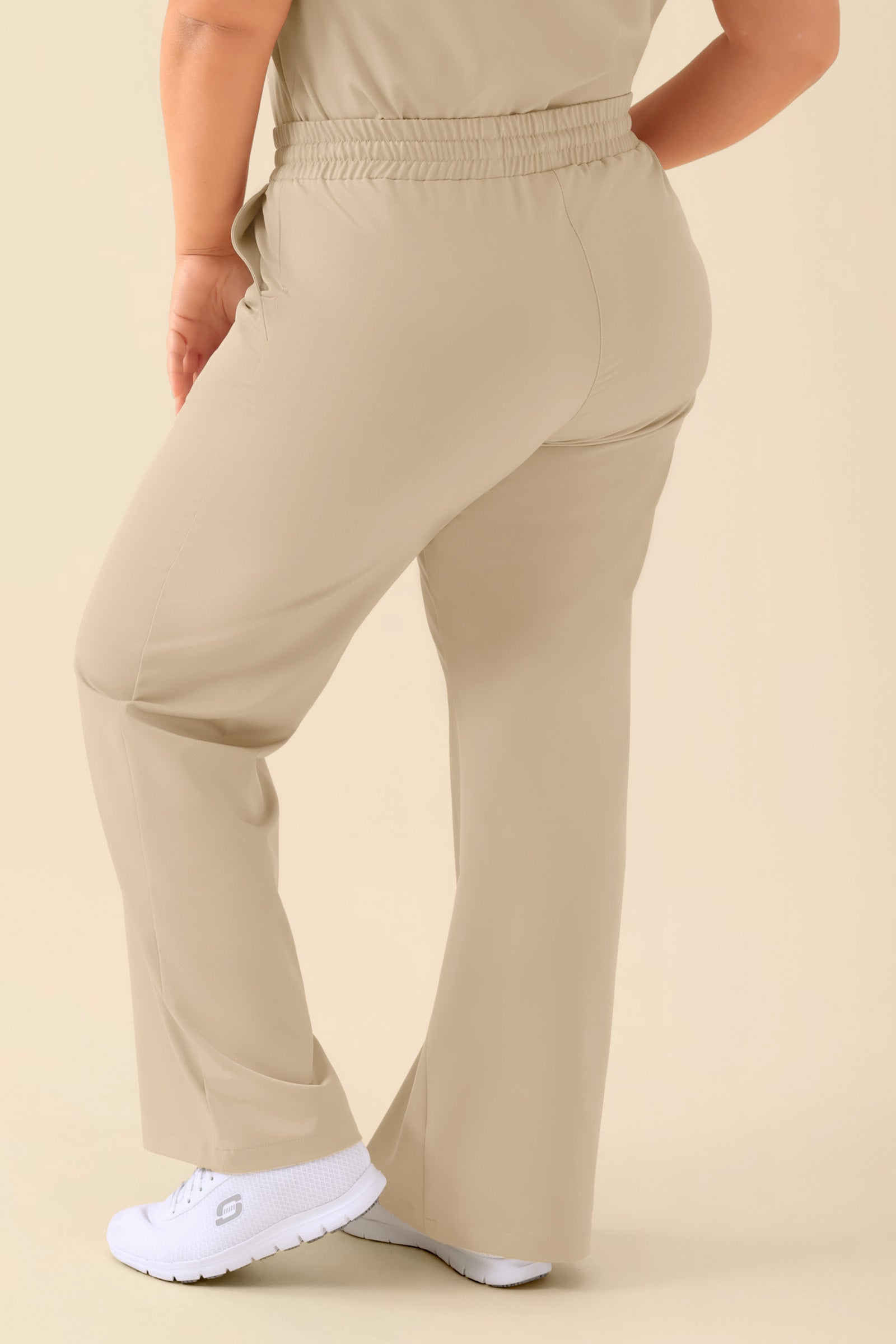 KAERE Hose Damen - weites Bein sand, Rückansicht Das Model ist 173 cm groß und trägt Größe XL