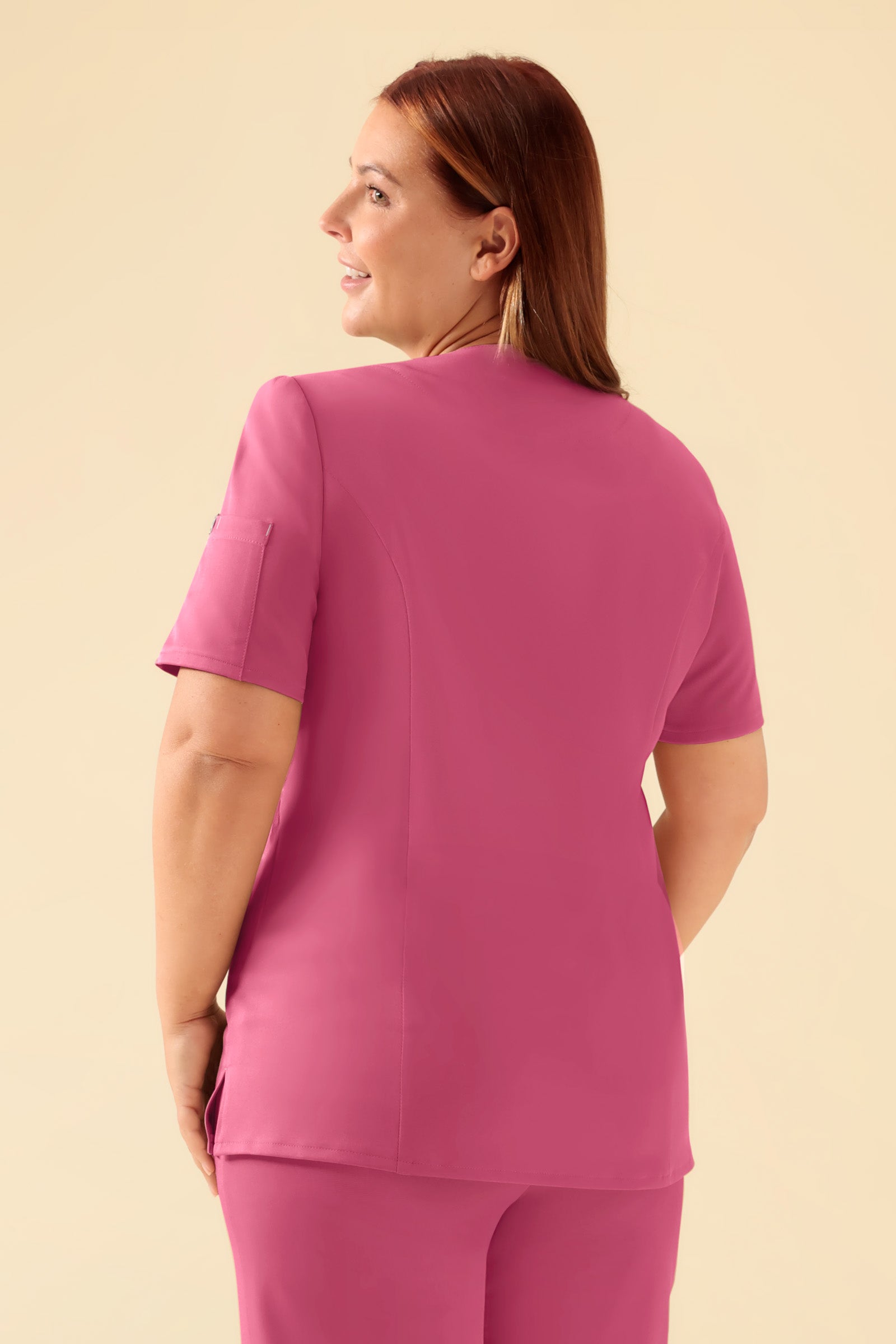 KAERE Kasack Damen - durchgeknöpft rosenholz, Rückansicht Das Model ist 173 cm groß und trägt Größe XL