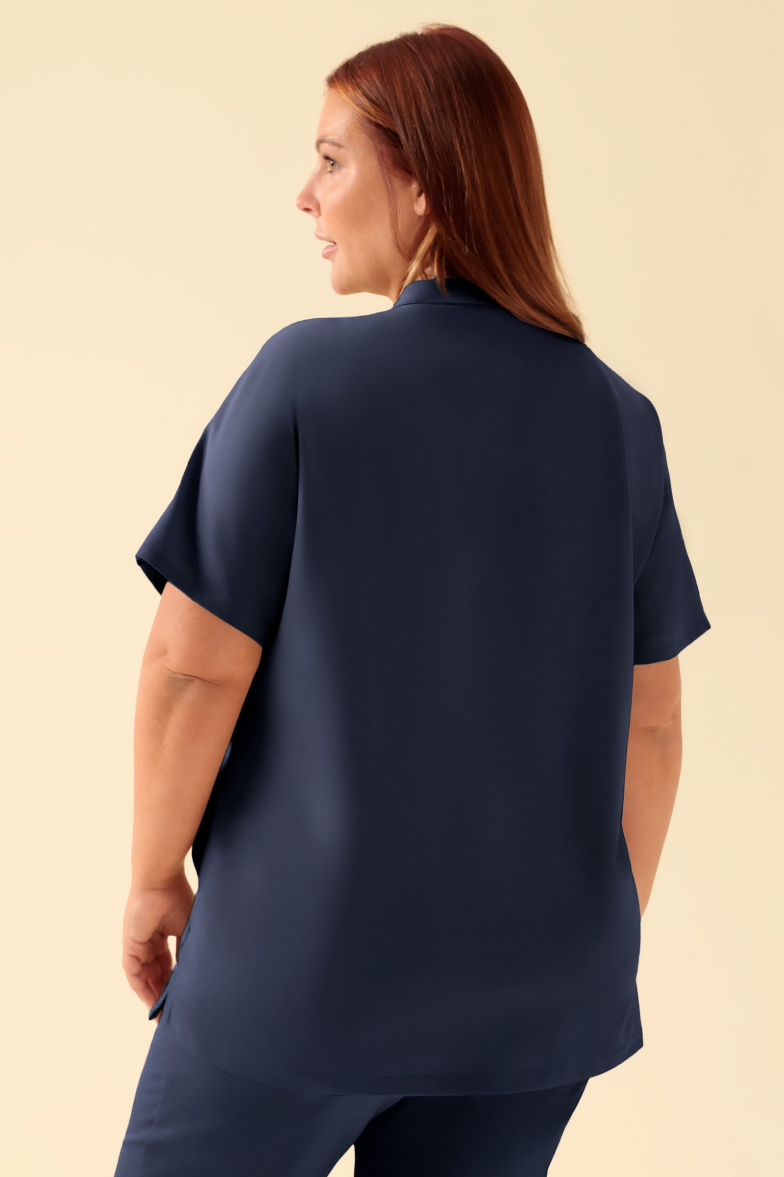 KAERE Schlupfkasack Damen - Stehkragen navy, Rückansicht Das Model ist 173 cm groß und trägt Größe XL
