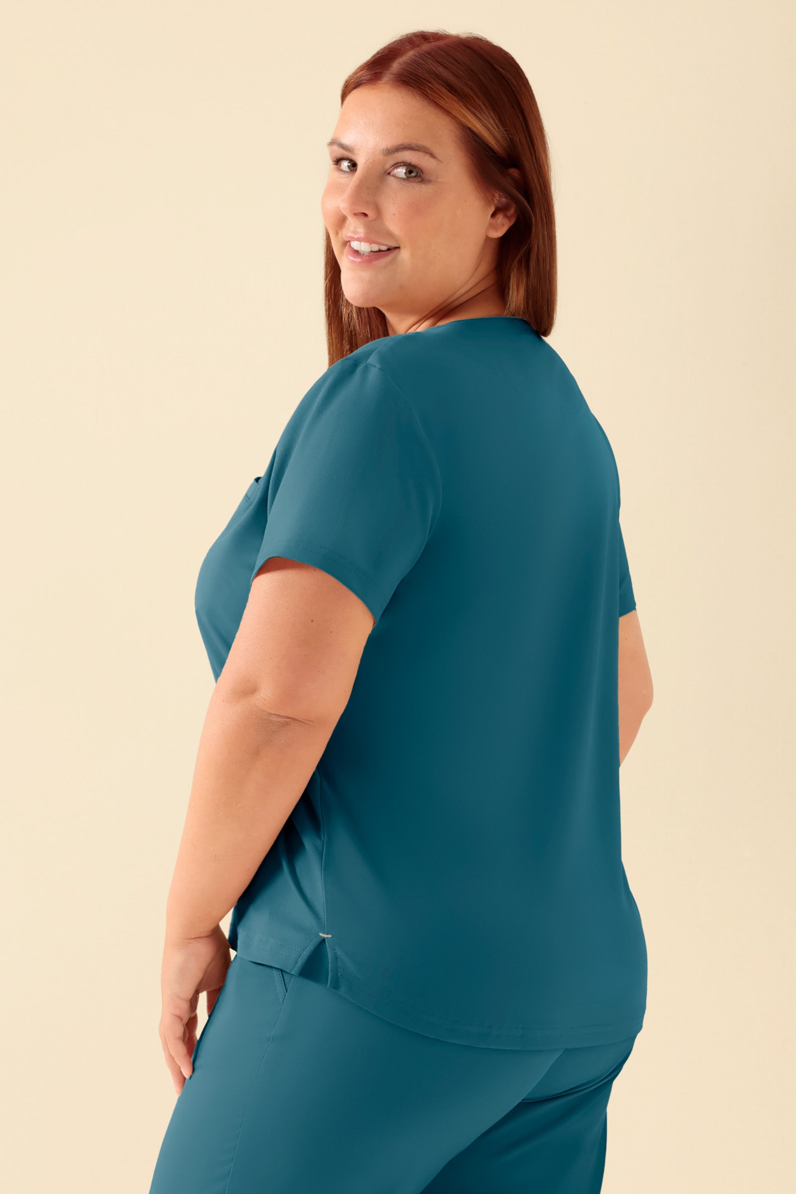 KAERE Shirt Damen - Rundhalsausschnitt petrol, Rückansicht Das Model ist 173 cm groß und trägt Größe XL