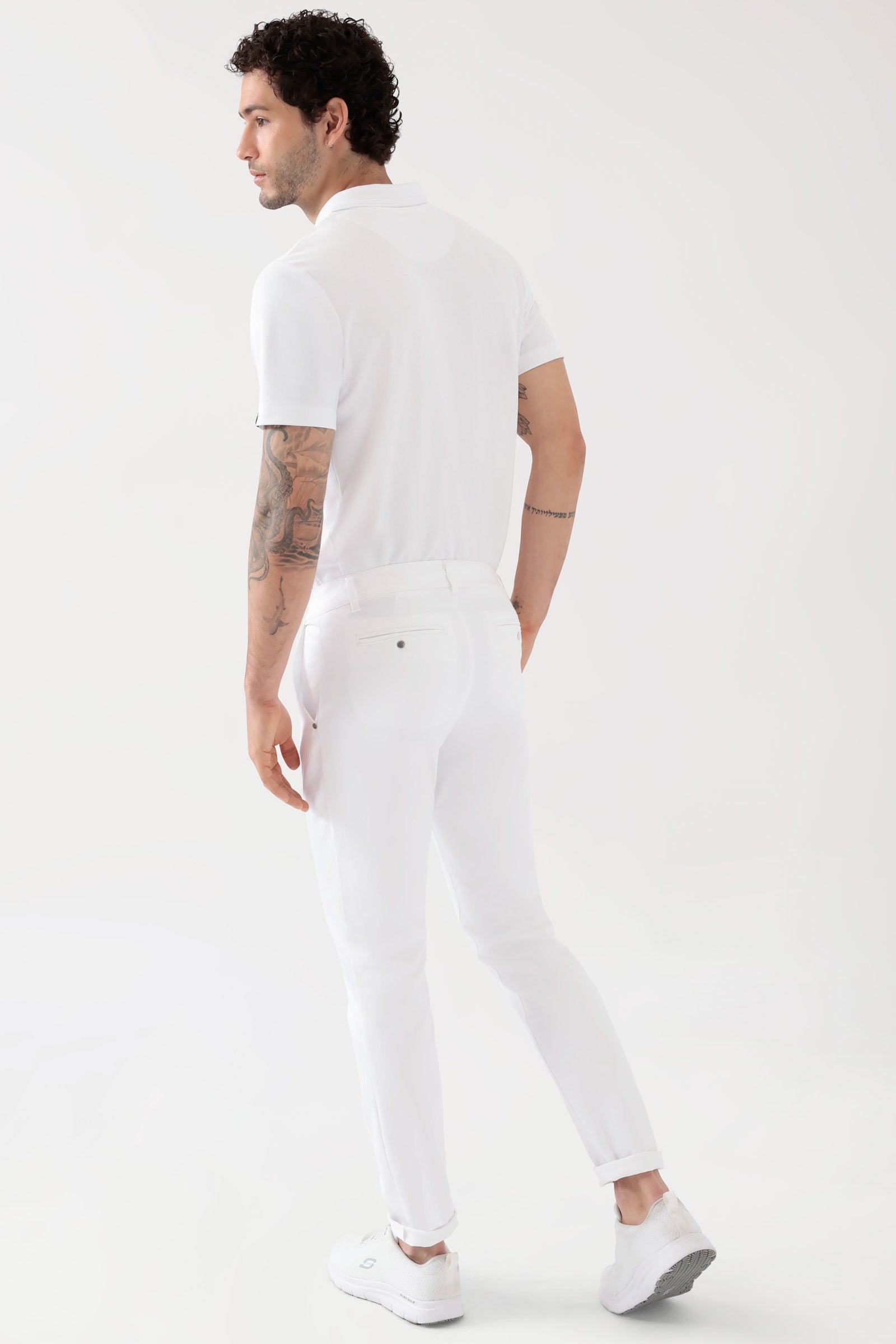 COMFY FLEX Hose Herren - Chino Style weiß, Rückansicht Das Model ist 188 cm groß und trägt Größe 48