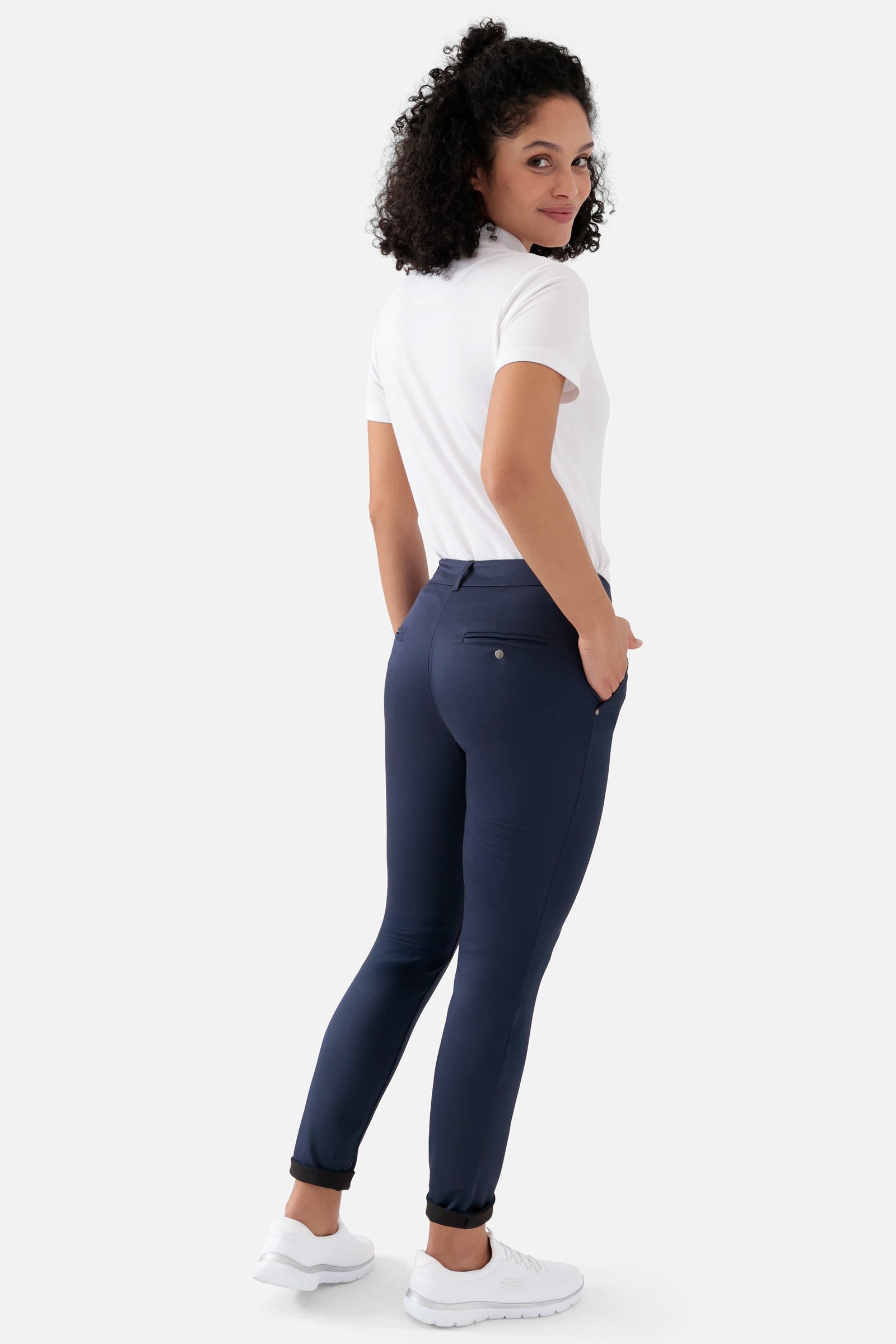 COMFY FLEX Hose Damen - Chino Style navy, Rückansicht Das Model ist 176 cm groß und trägt Größe 36