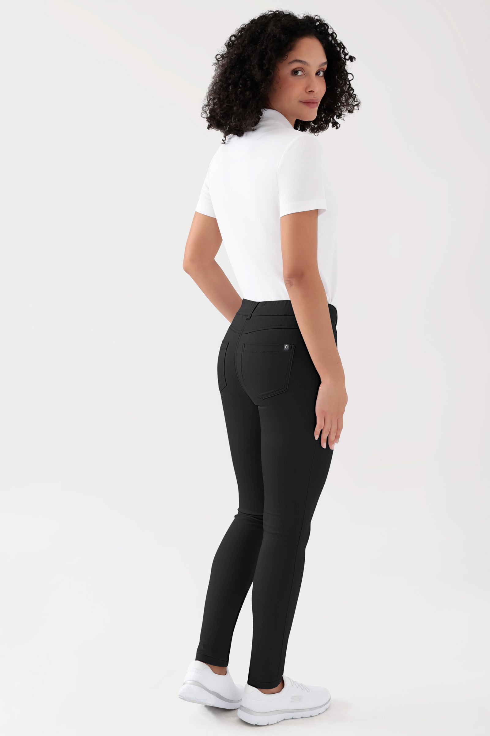 COMFY FLEX 5-Pocket Hose Damen - schlankes Bein schwarz, Rückansicht Das Model ist 176 cm groß und trägt Größe 36