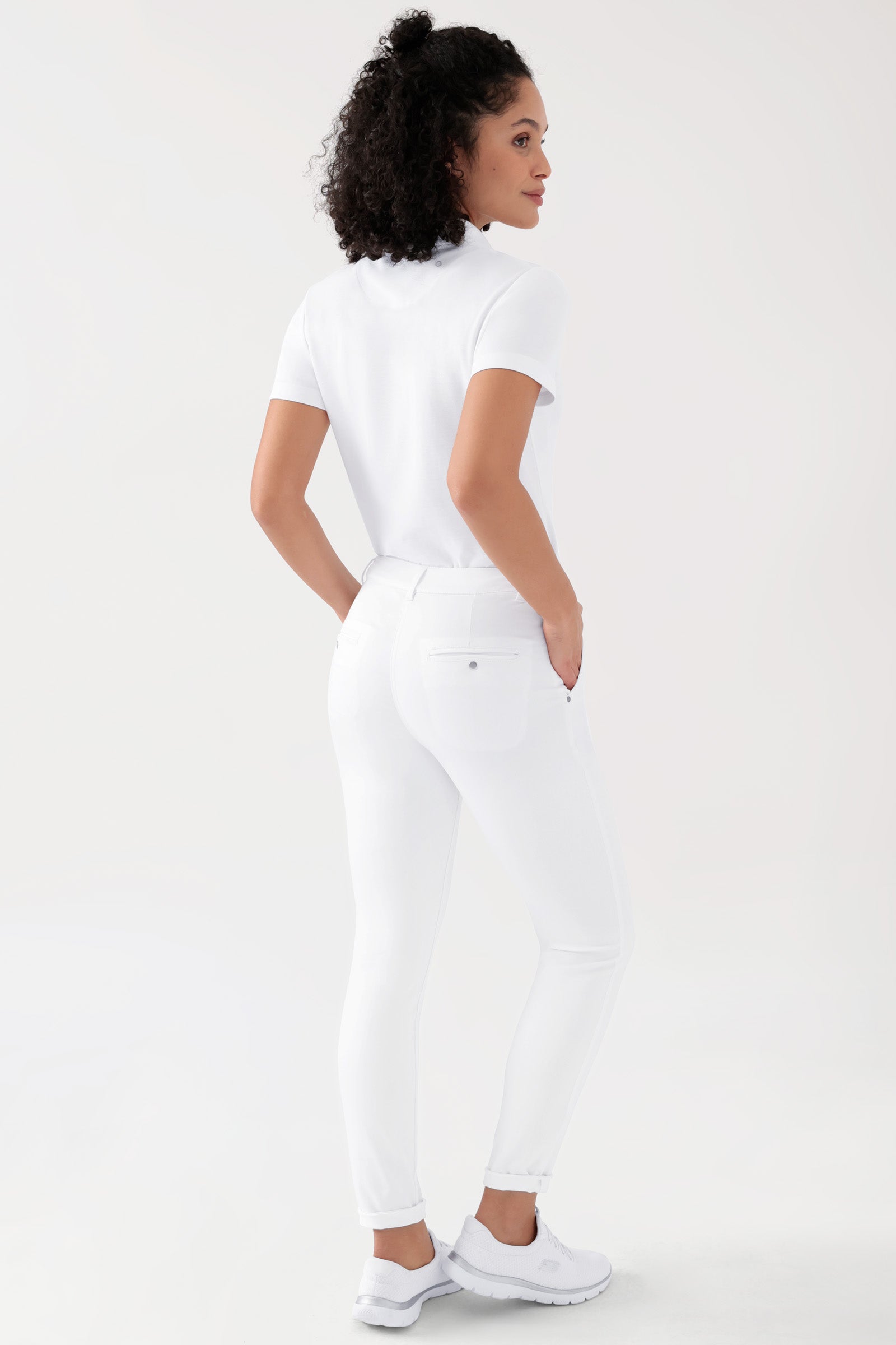 COMFY FLEX Hose Damen - Chino Style weiß, Rückansicht Das Model ist 176 cm groß und trägt Größe 36