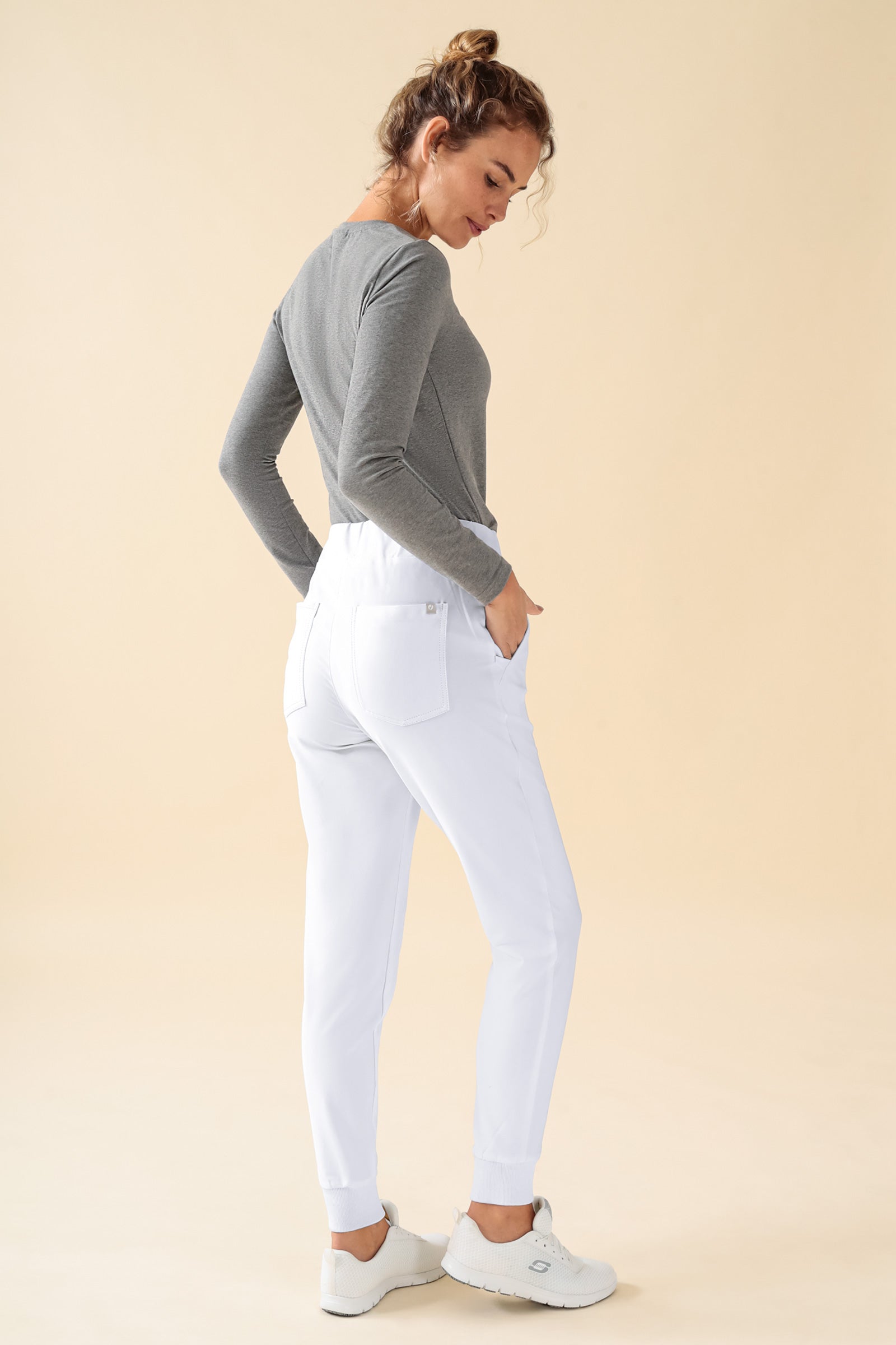 KAERE Hose Damen - Saumbündchen ohne Beintaschen weiß, Rückansicht Das Model ist 180 cm groß und trägt Größe S