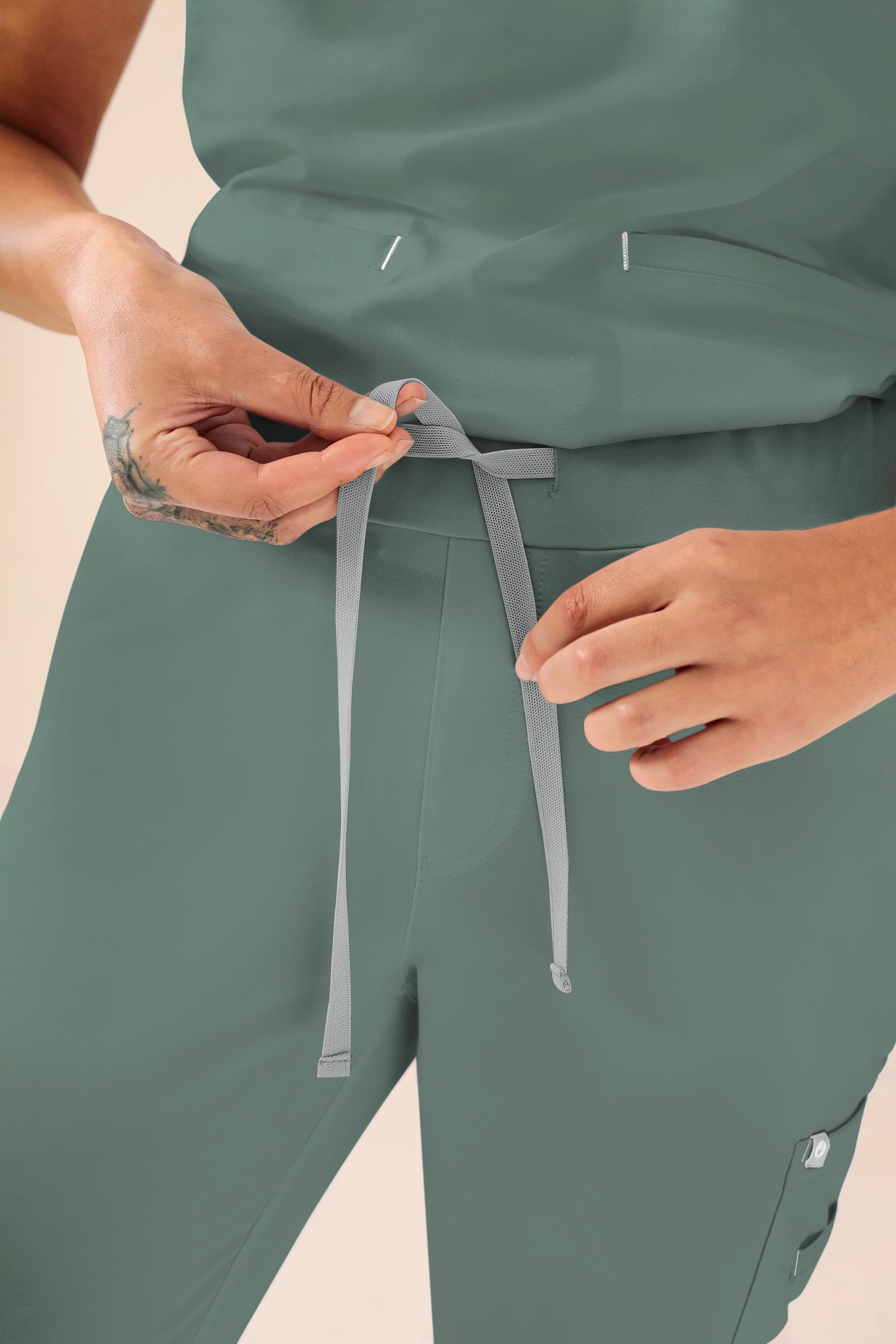 KAERE Hose Damen - Saumbündchen Kurzgr. mit Beintaschen dunkelgrün