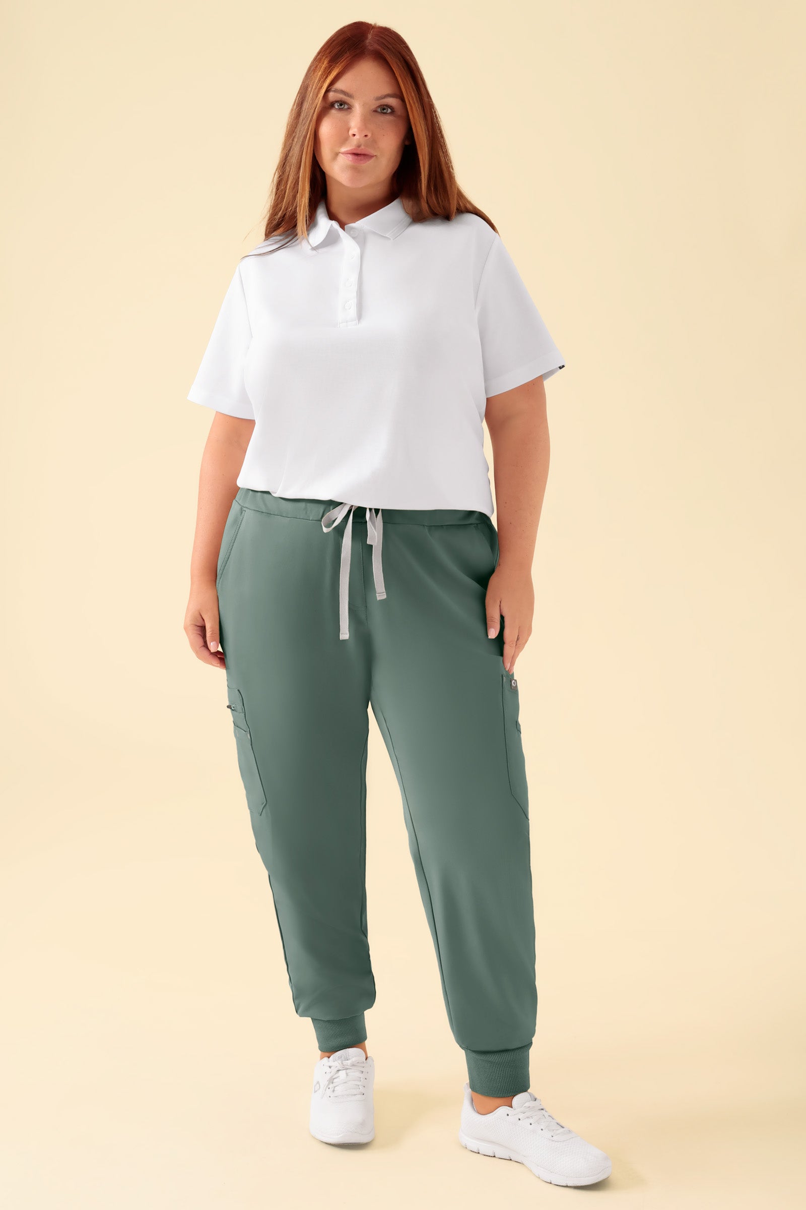 KAERE Hose Damen - Saumbündchen mit Beintaschen dunkelgrün, Vorderansicht Das Model ist 173 cm groß und trägt Größe XL