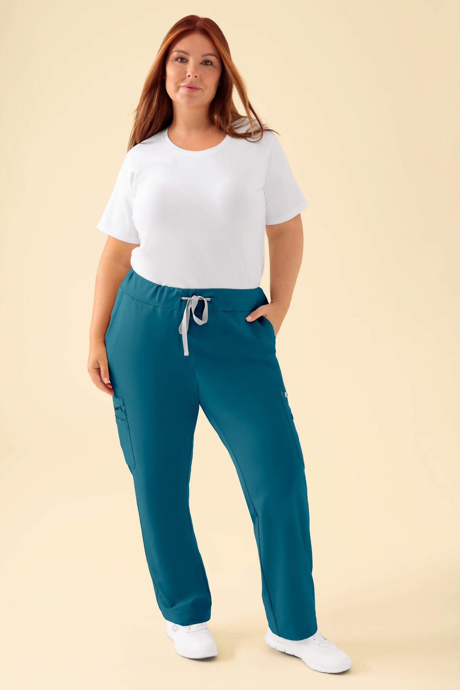 KAERE Hose Damen - gerader Saum mit Beintaschen petrol, Vorderansicht Das Model ist 173 cm groß und trägt Größe XL
