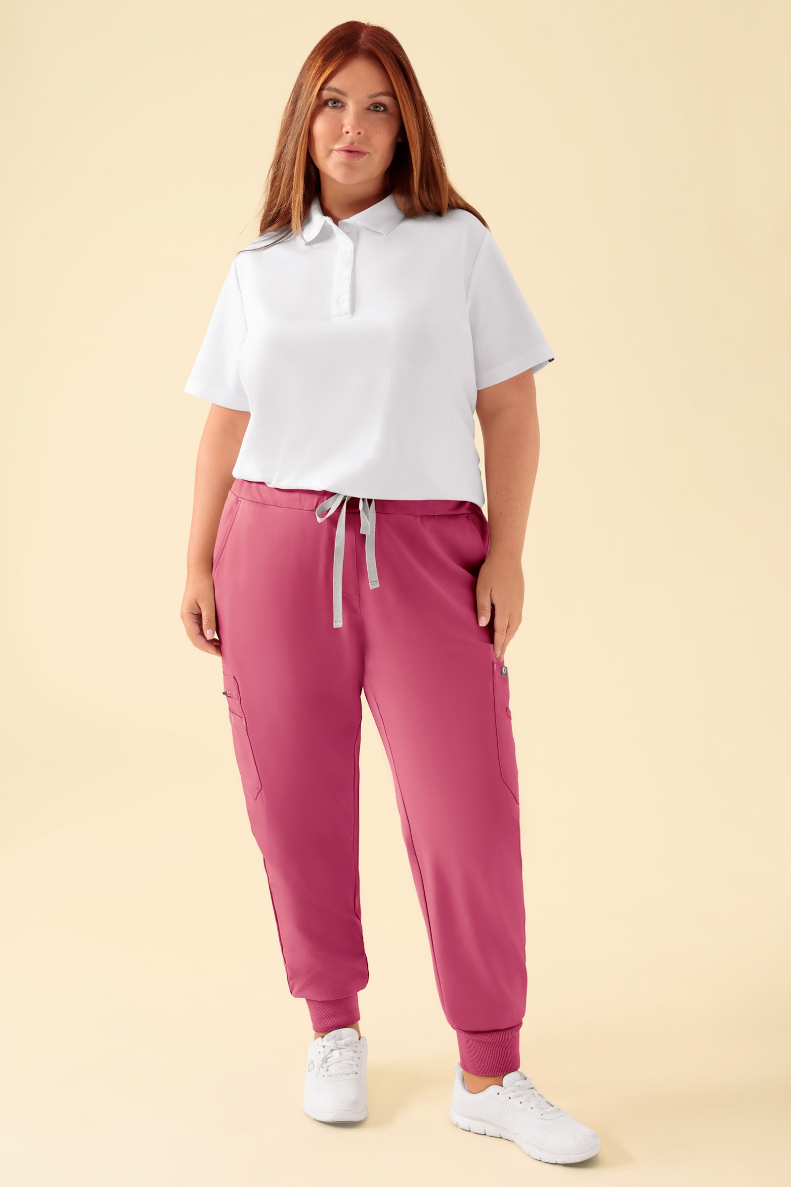 KAERE Hose Damen - Saumbündchen mit Beintaschen rosenholz, Vorderansicht Das Model ist 173 cm groß und trägt Größe XL