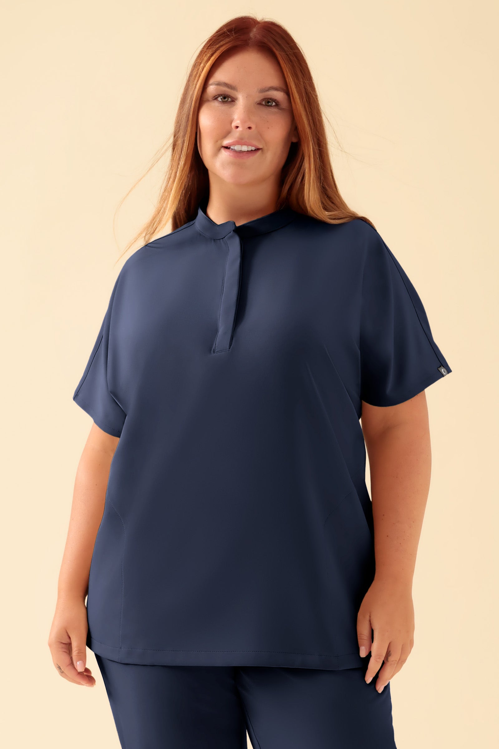 KAERE Schlupfkasack Damen - Stehkragen navy, Vorderansicht Das Model ist 173 cm groß und trägt Größe XL