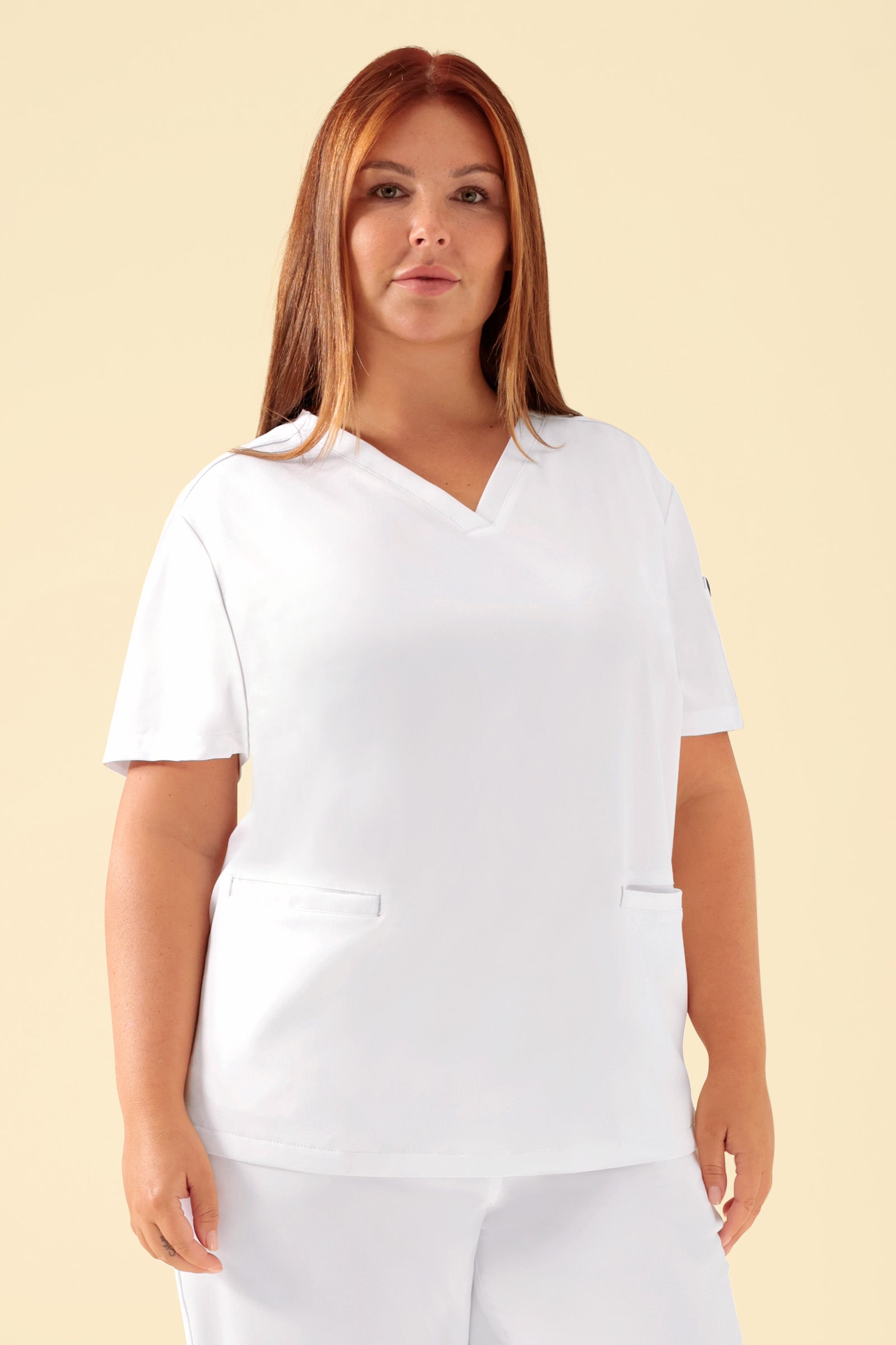 KAERE Schlupfkasack Damen - V-Ausschnitt weiß, Vorderansicht Das Model ist 173 cm groß und trägt Größe XL