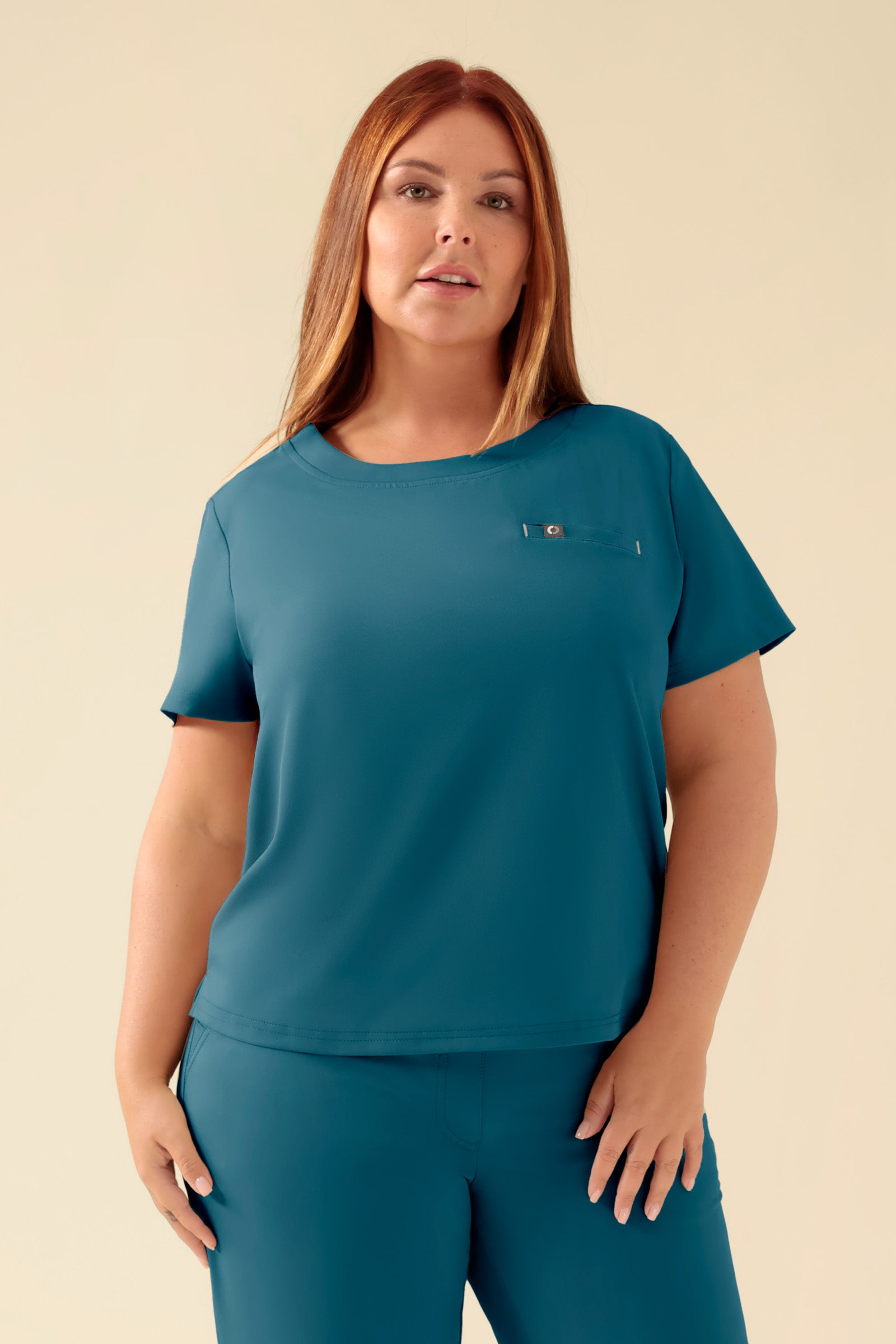 KAERE Shirt Damen - Rundhalsausschnitt petrol, Vorderansicht Das Model ist 173 cm groß und trägt Größe XL