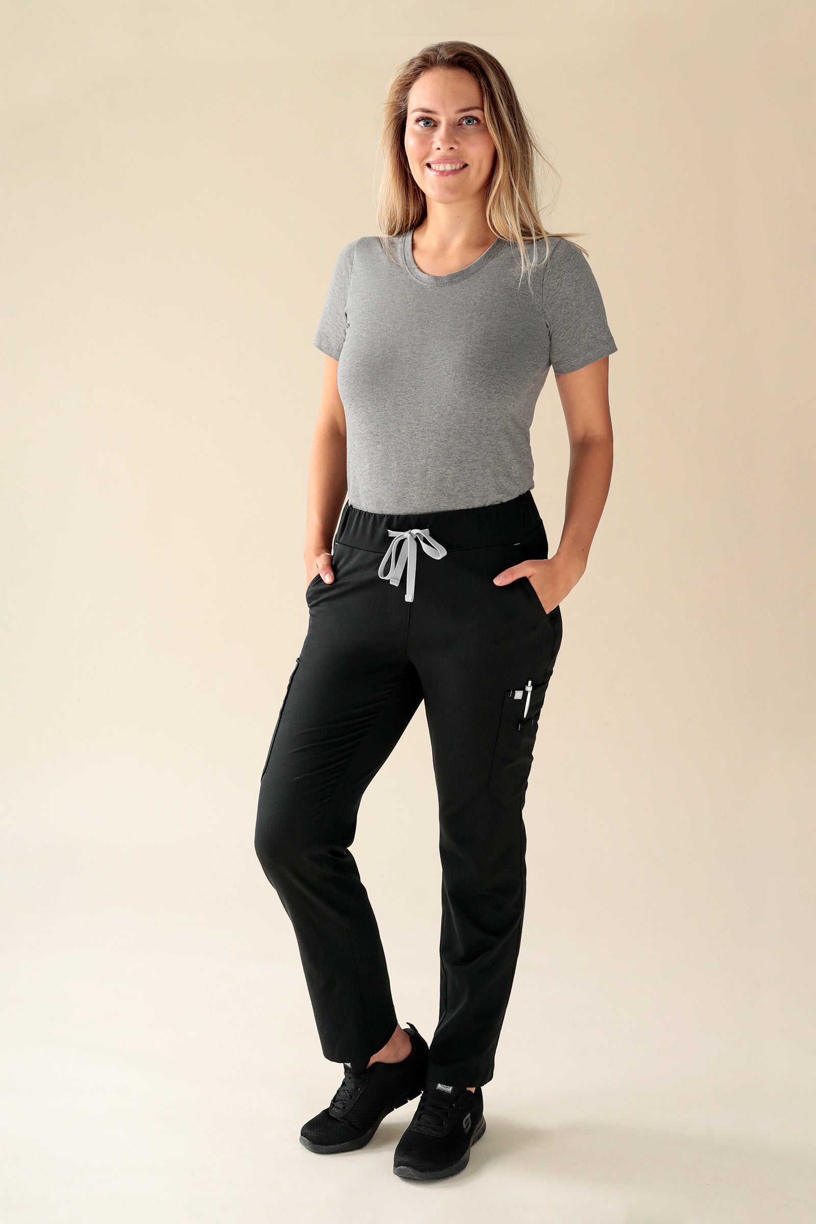 KAERE Hose Damen - gerader Saum Kurzgr. mit Beintaschen schwarz, Vorderansicht