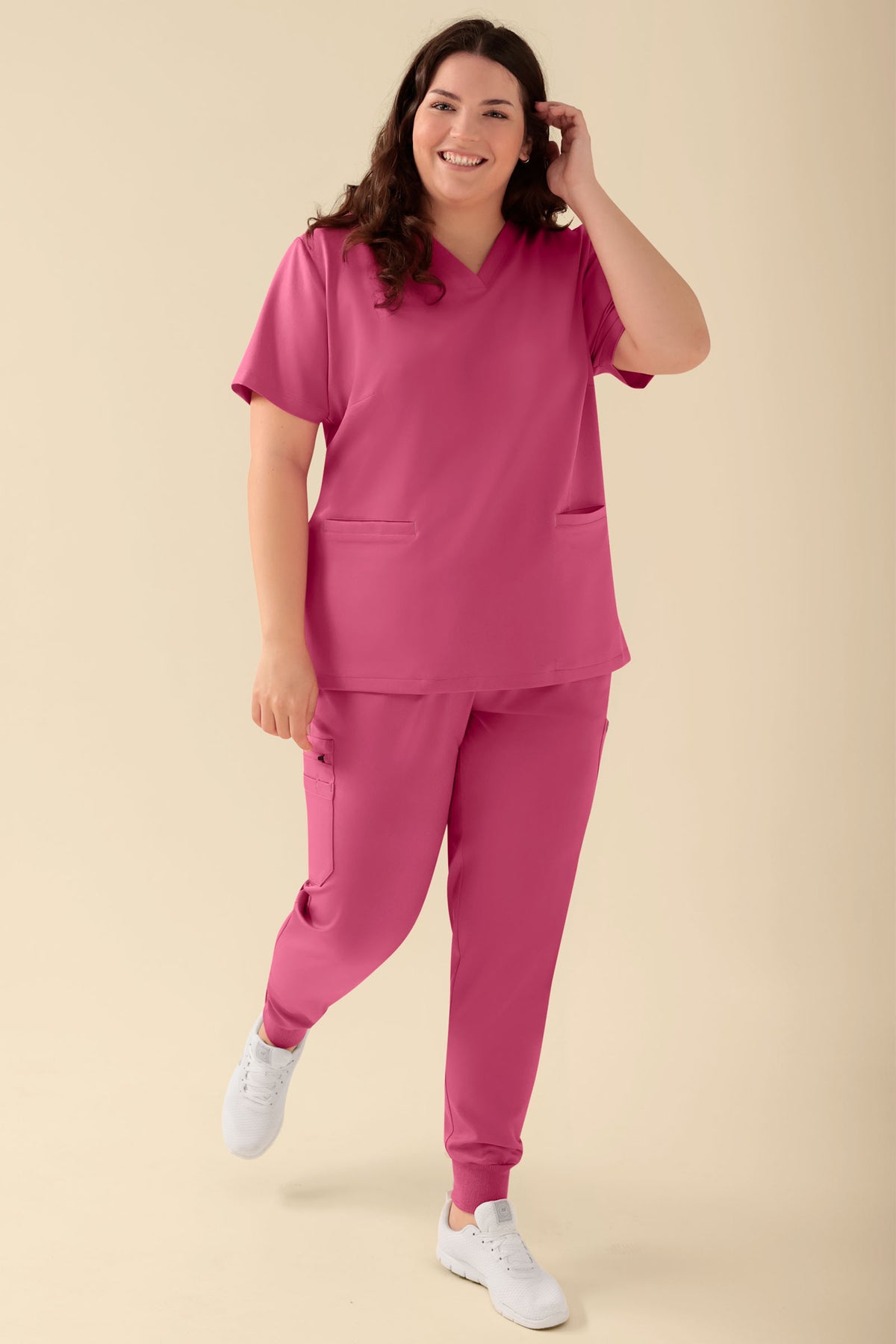 KAERE Schlupfkasack Damen - V-Ausschnitt rosenholz, Vorderansicht Das Model ist 174 cm groß und trägt Größe XL