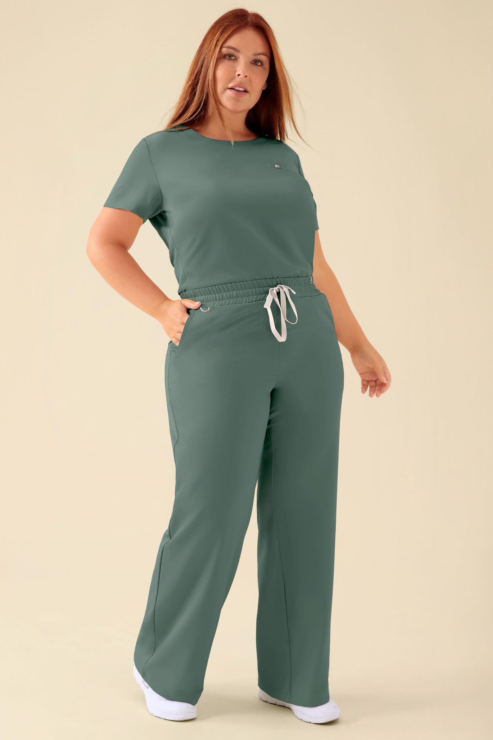 KAERE Hose Damen - weites Bein dunkelgrün, Vorderansicht Das Model ist 173 cm groß und trägt Größe XL