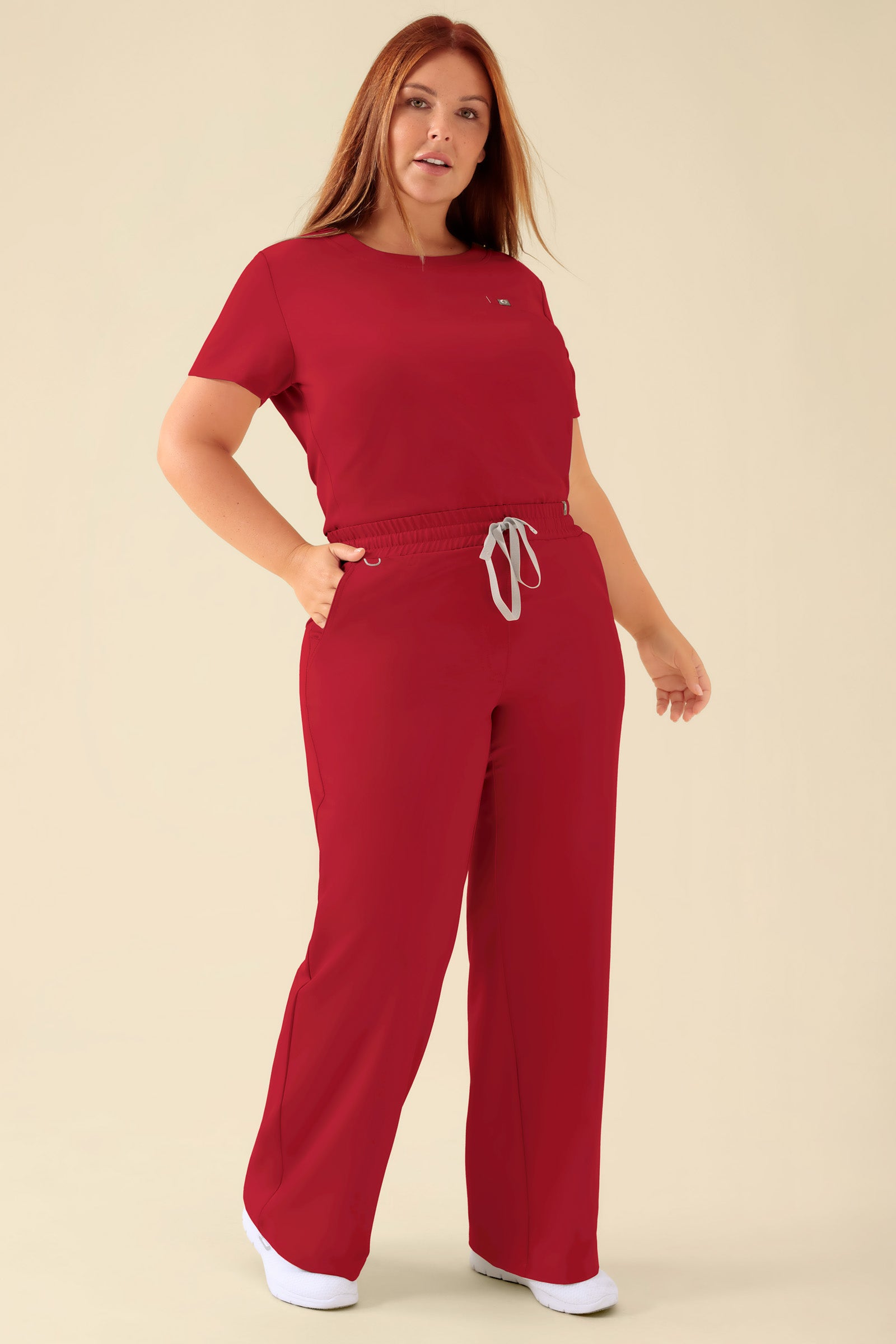 KAERE Hose Damen - weites Bein rot, Vorderansicht Das Model ist 173 cm groß und trägt Größe XL