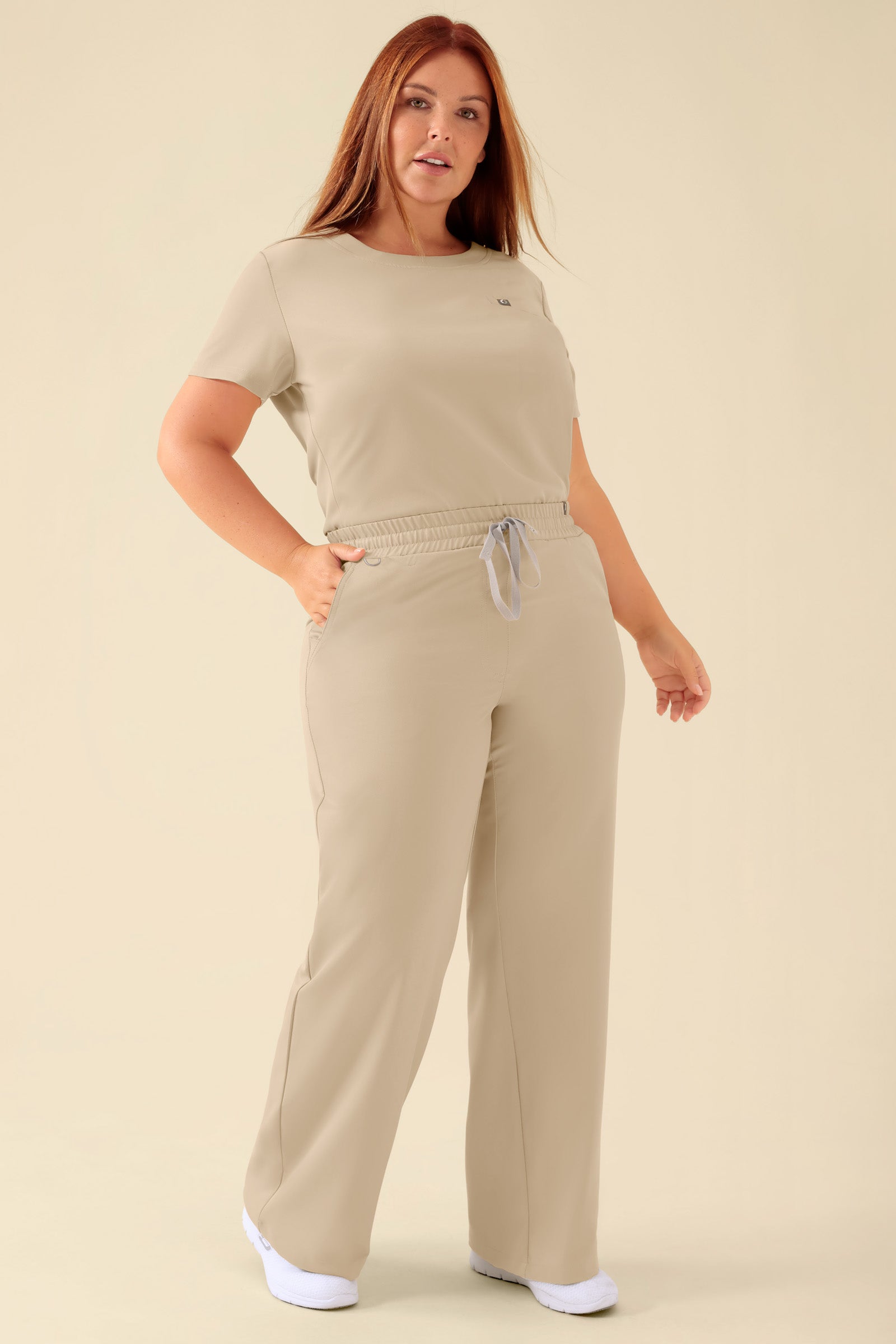 KAERE Hose Damen - weites Bein sand, Vorderansicht Das Model ist 173 cm groß und trägt Größe XL