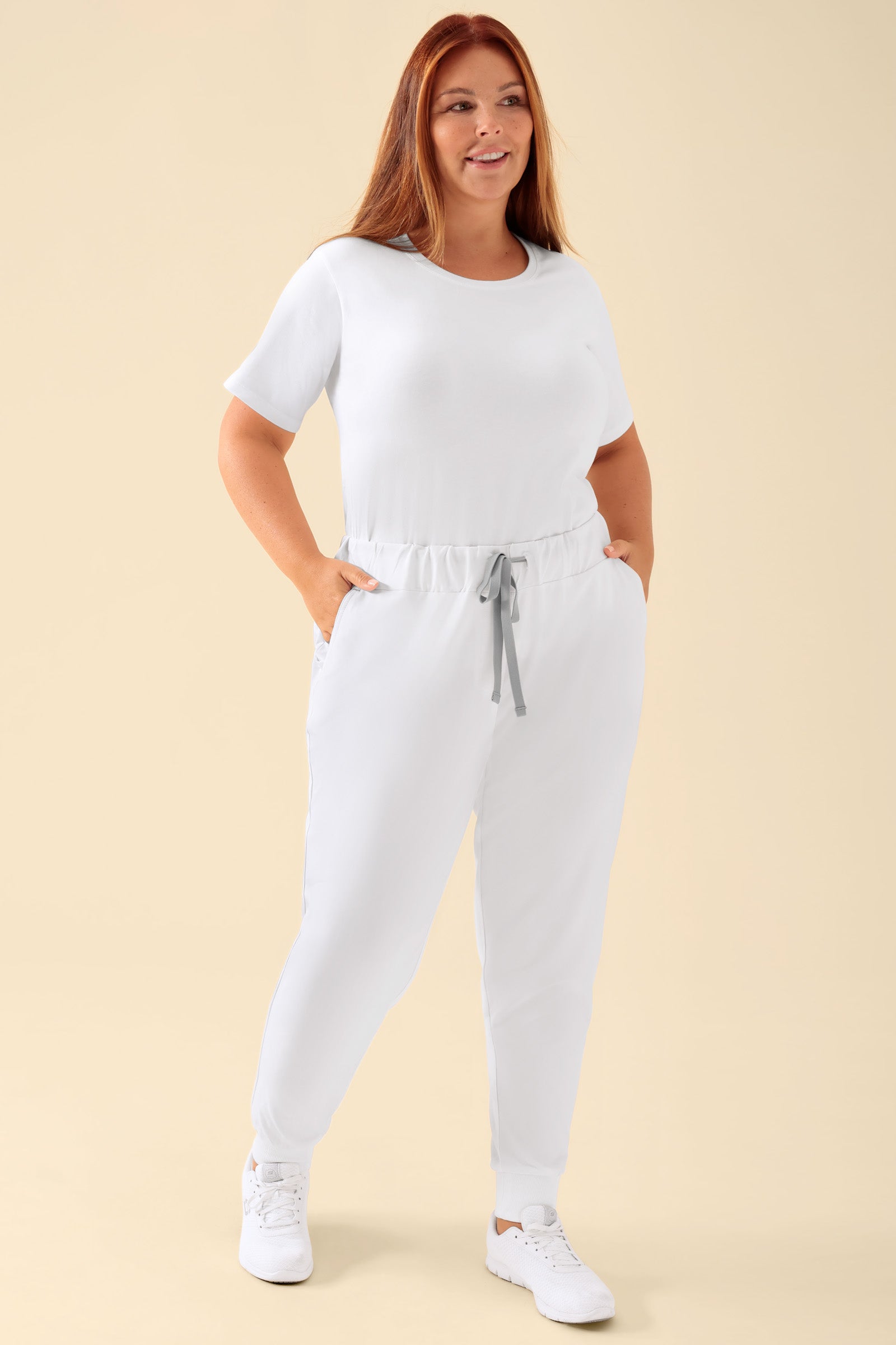 KAERE Hose Damen - Saumbündchen ohne Beintaschen weiß, Vorderansicht Das Model ist 173 cm groß und trägt Größe XL