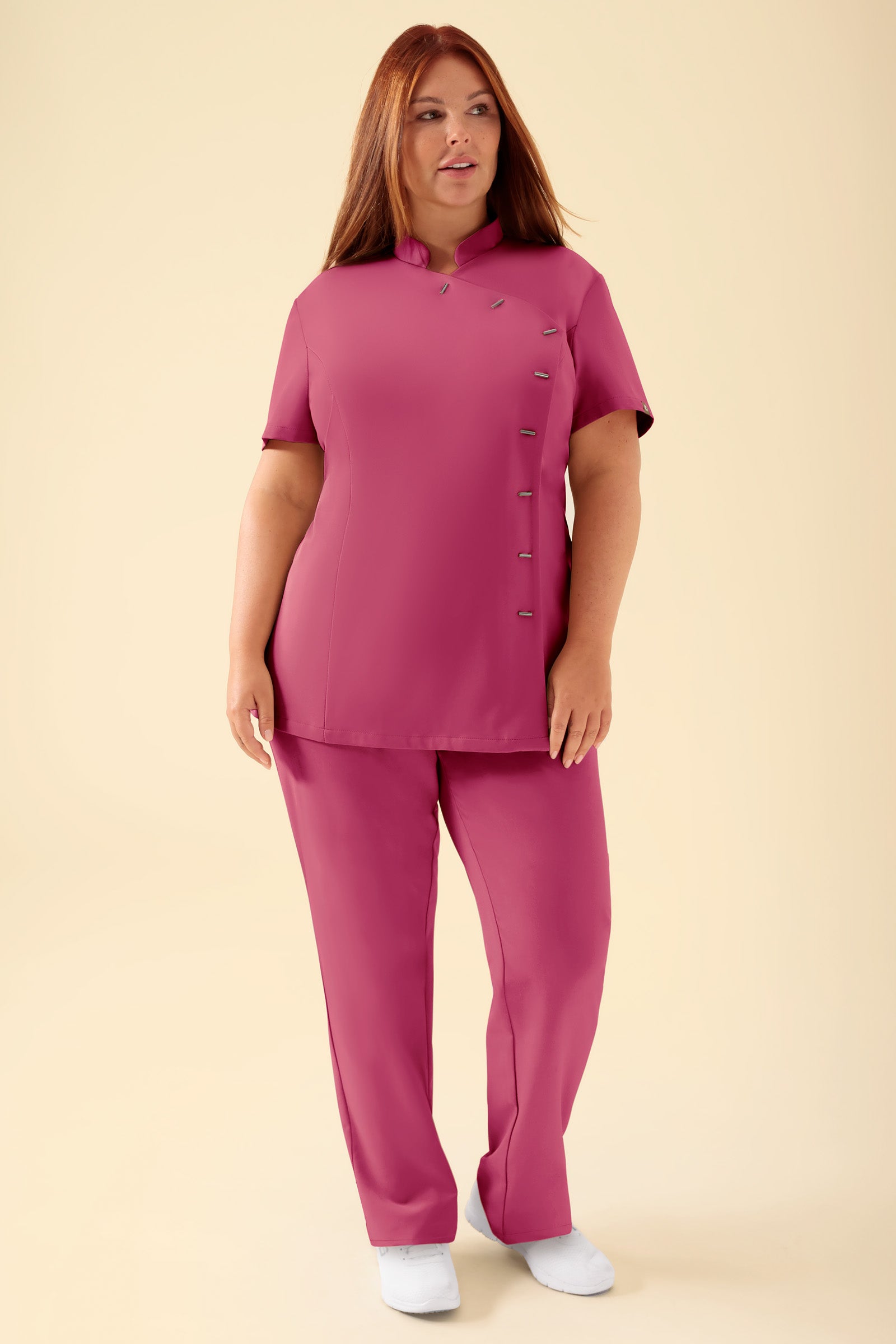 KAERE Kasack Damen - asymmetrische Knopfleiste rosenholz, Vorderansicht Das Model ist 173 cm groß und trägt Größe XL