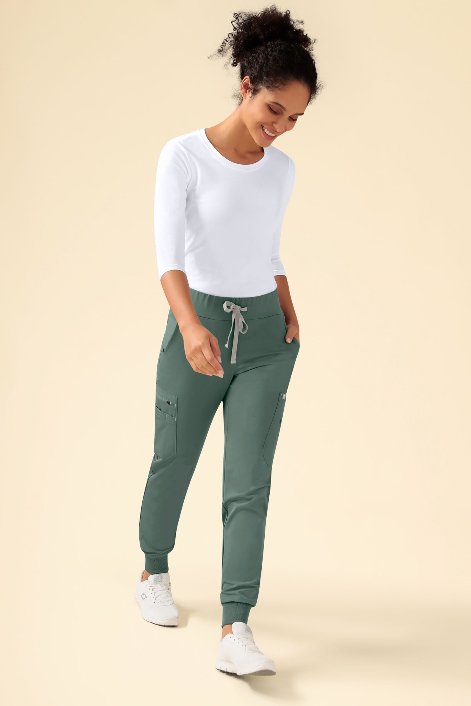 KAERE Hose Damen - Saumbündchen mit Beintaschen dunkelgrün, Vorderansicht Das Model ist 176 cm groß und trägt Größe S