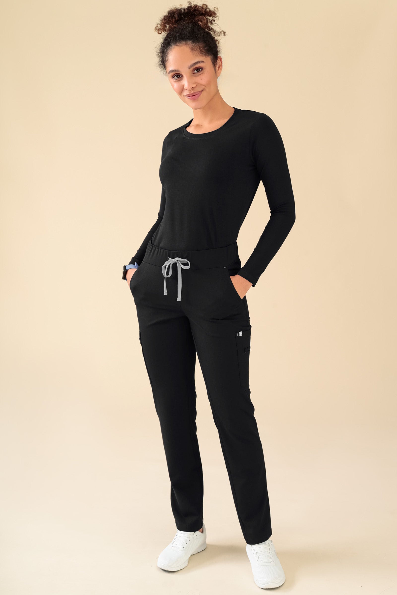 KAERE Hose Damen - gerader Saum mit Beintaschen schwarz, Vorderansicht Das Model ist 176 cm groß und trägt Größe S