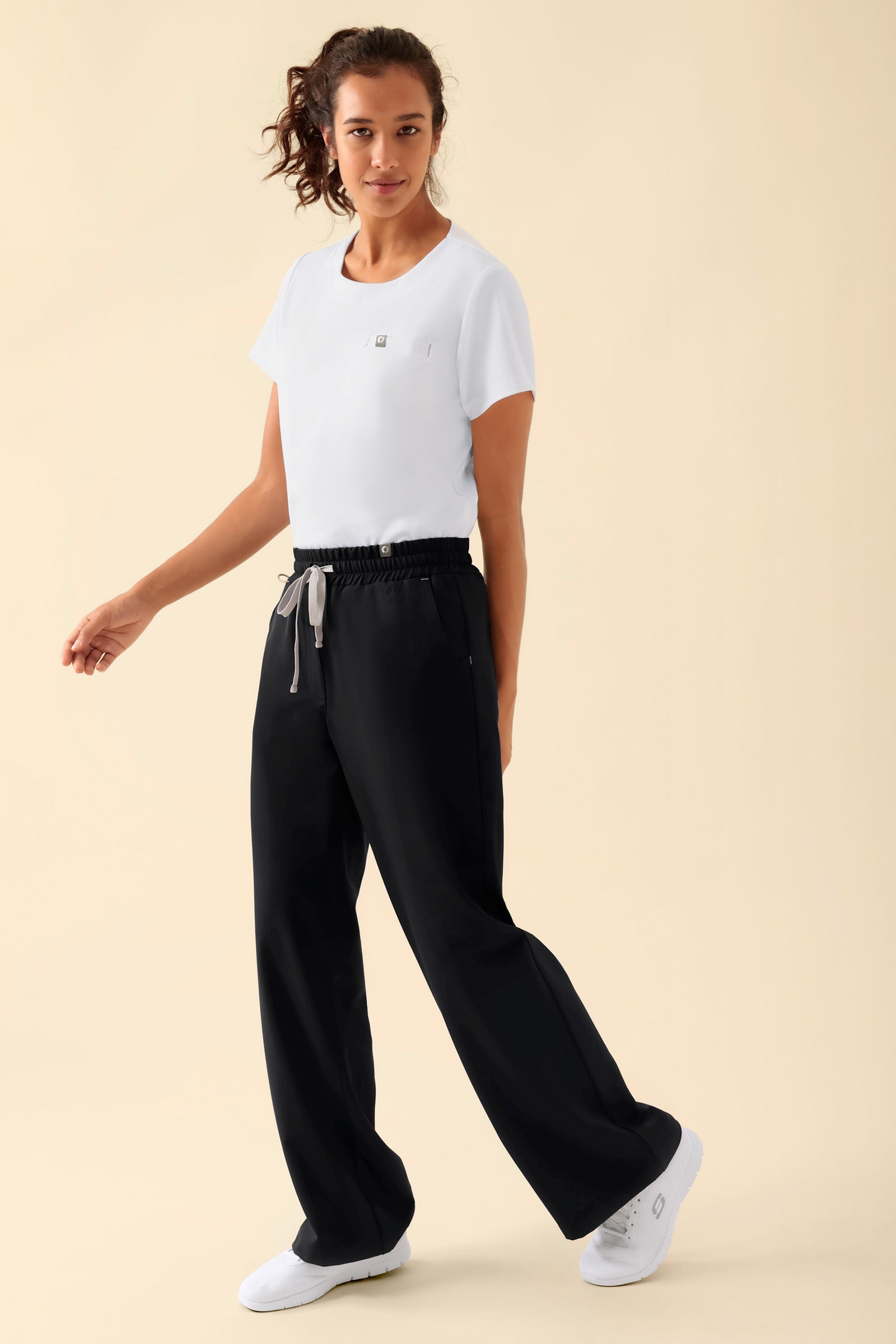 KAERE Hose Damen - weites Bein schwarz, Vorderansicht Das Model ist 176 cm groß und trägt Größe S