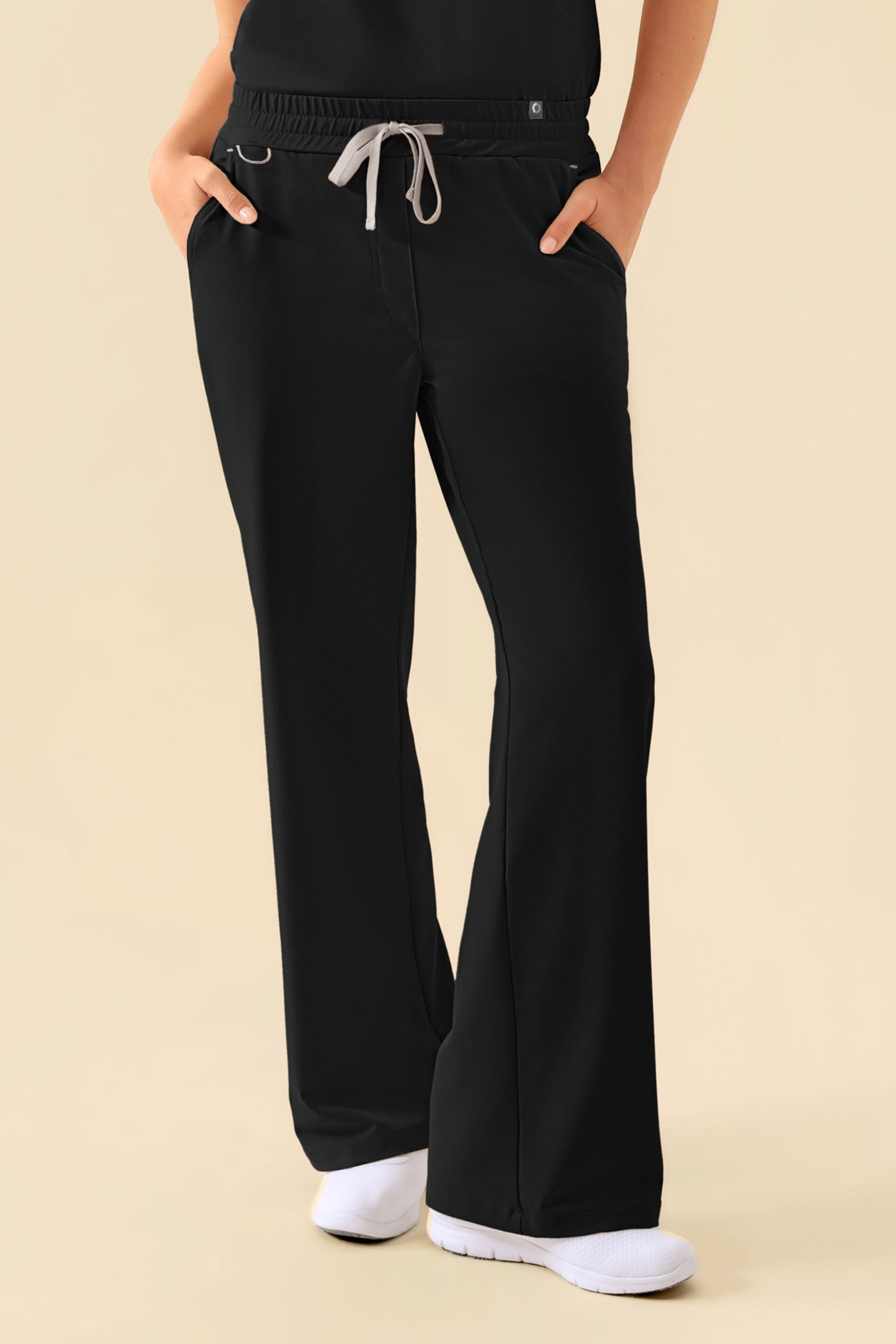 KAERE Hose Damen - weites Bein schwarz, Vorderansicht Das Model ist 176 cm groß und trägt Größe S