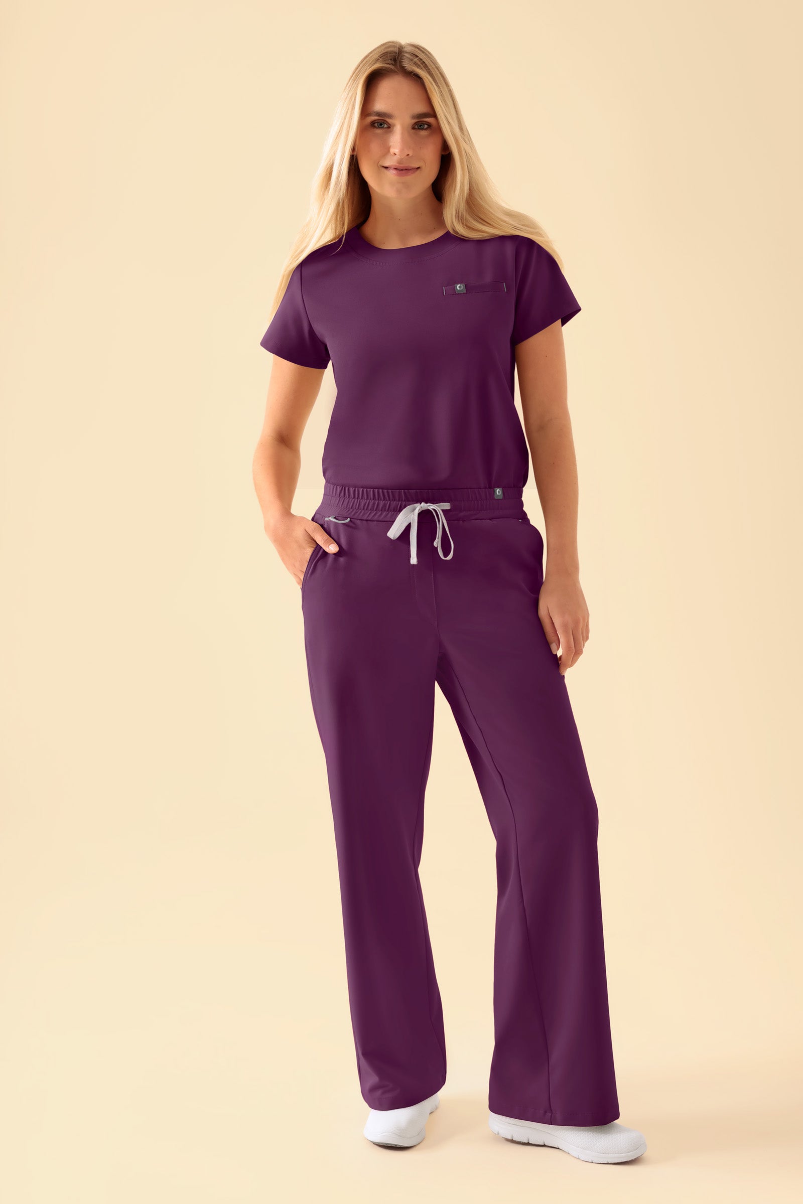 KAERE Hose Damen - weites Bein pflaume, Vorderansicht Das Model ist 177 cm groß und trägt Größe S