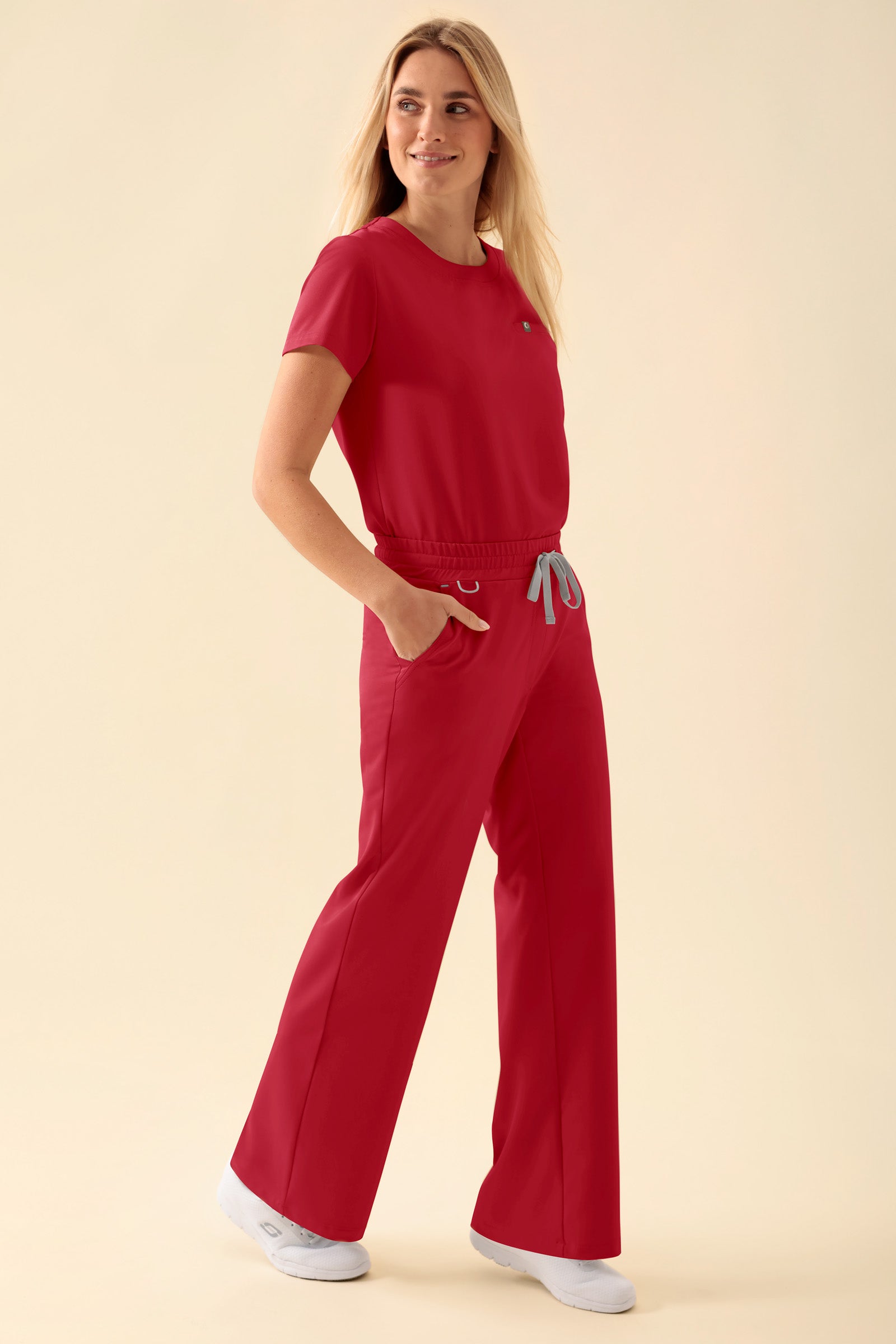 KAERE Hose Damen - weites Bein rot, Vorderansicht Das Model ist 177 cm groß und trägt Größe S