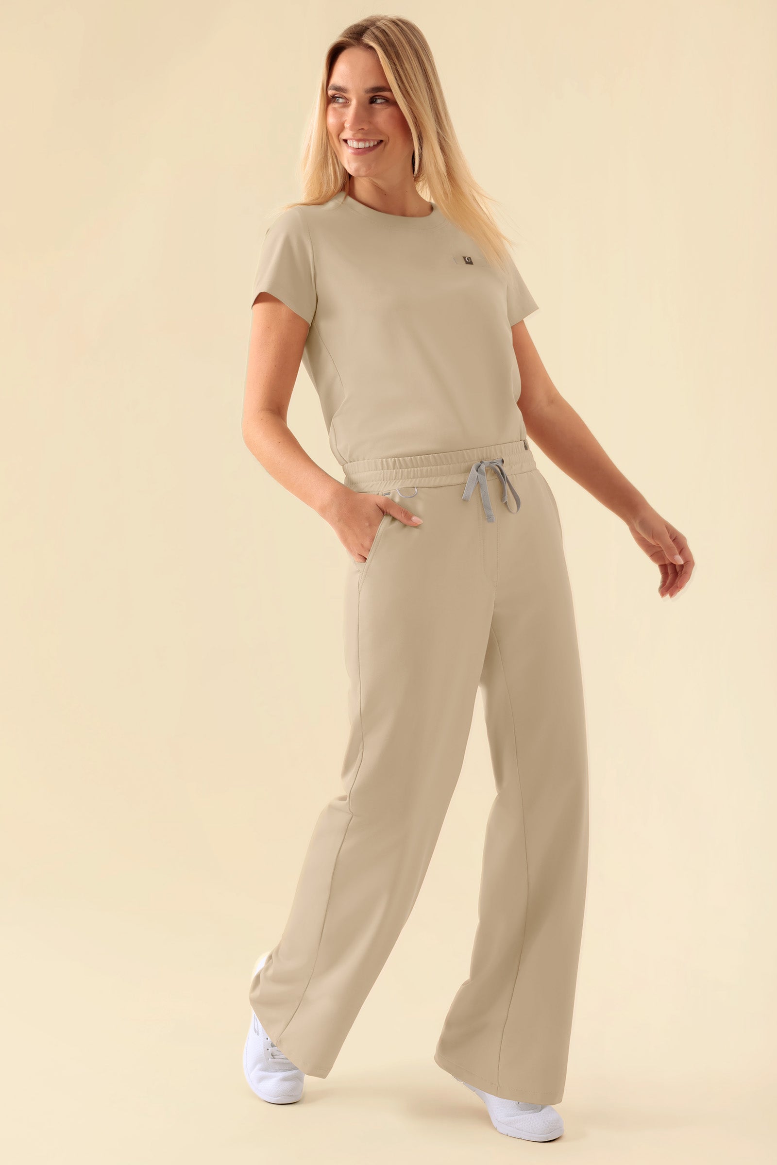 KAERE Hose Damen - weites Bein sand, Vorderansicht Das Model ist 177 cm groß und trägt Größe S