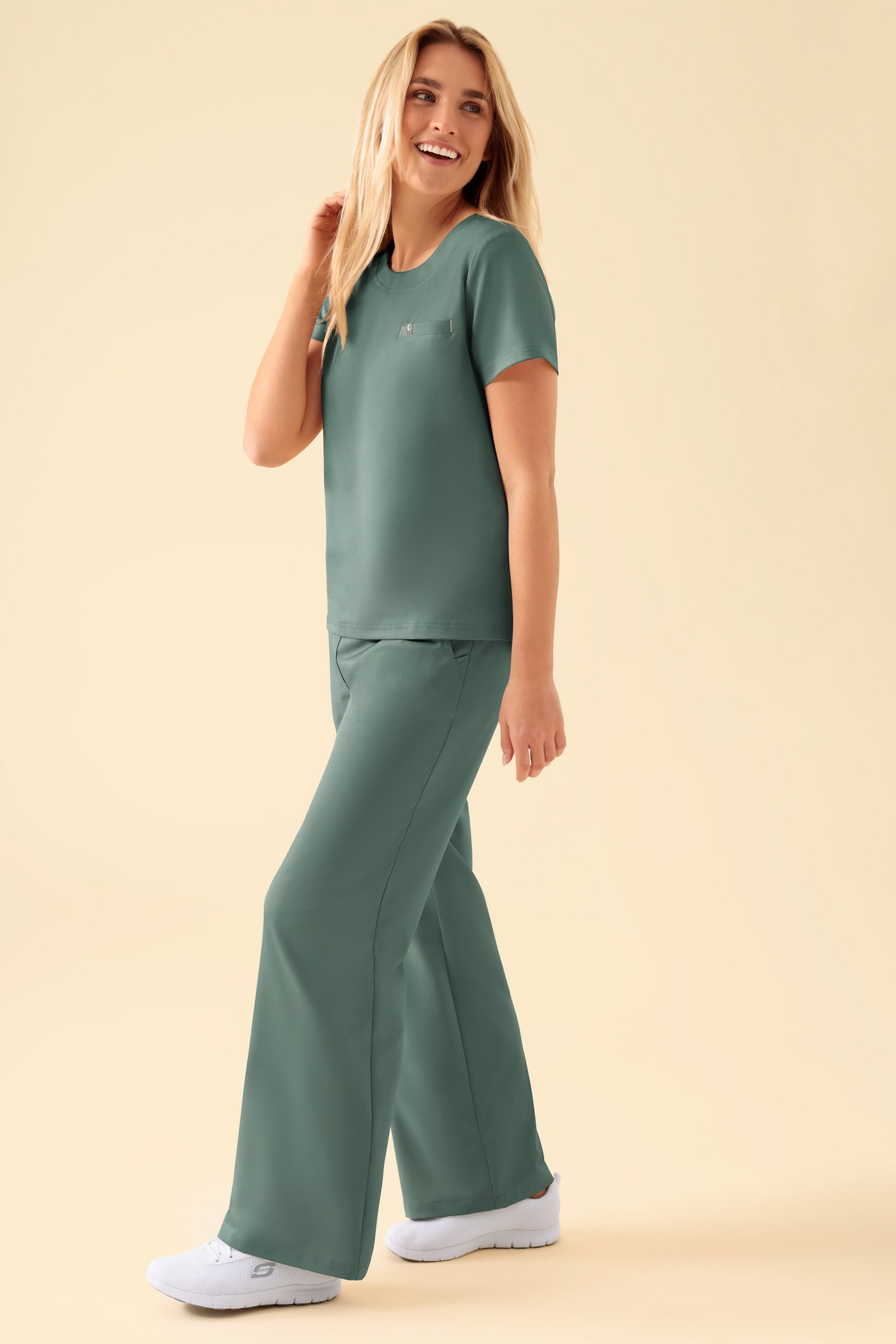 KAERE Shirt Damen - Rundhalsausschnitt dunkelgrün, Vorderansicht Das Model ist 177 cm groß und trägt Größe S