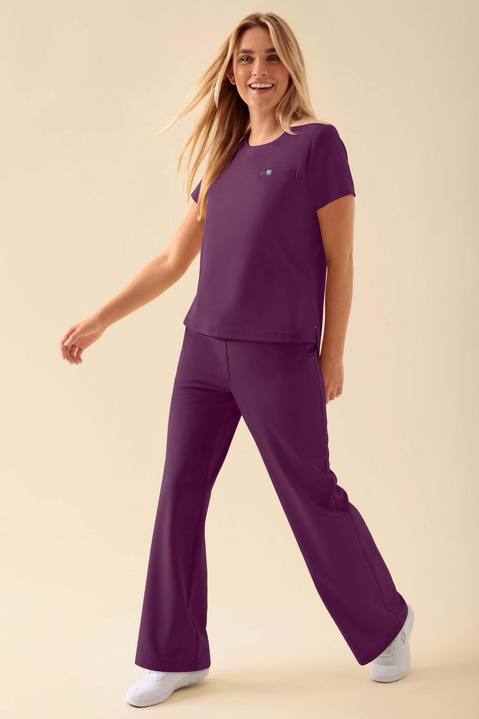 KAERE Shirt Damen - Rundhalsausschnitt pflaume, Vorderansicht Das Model ist 177 cm groß und trägt Größe S
