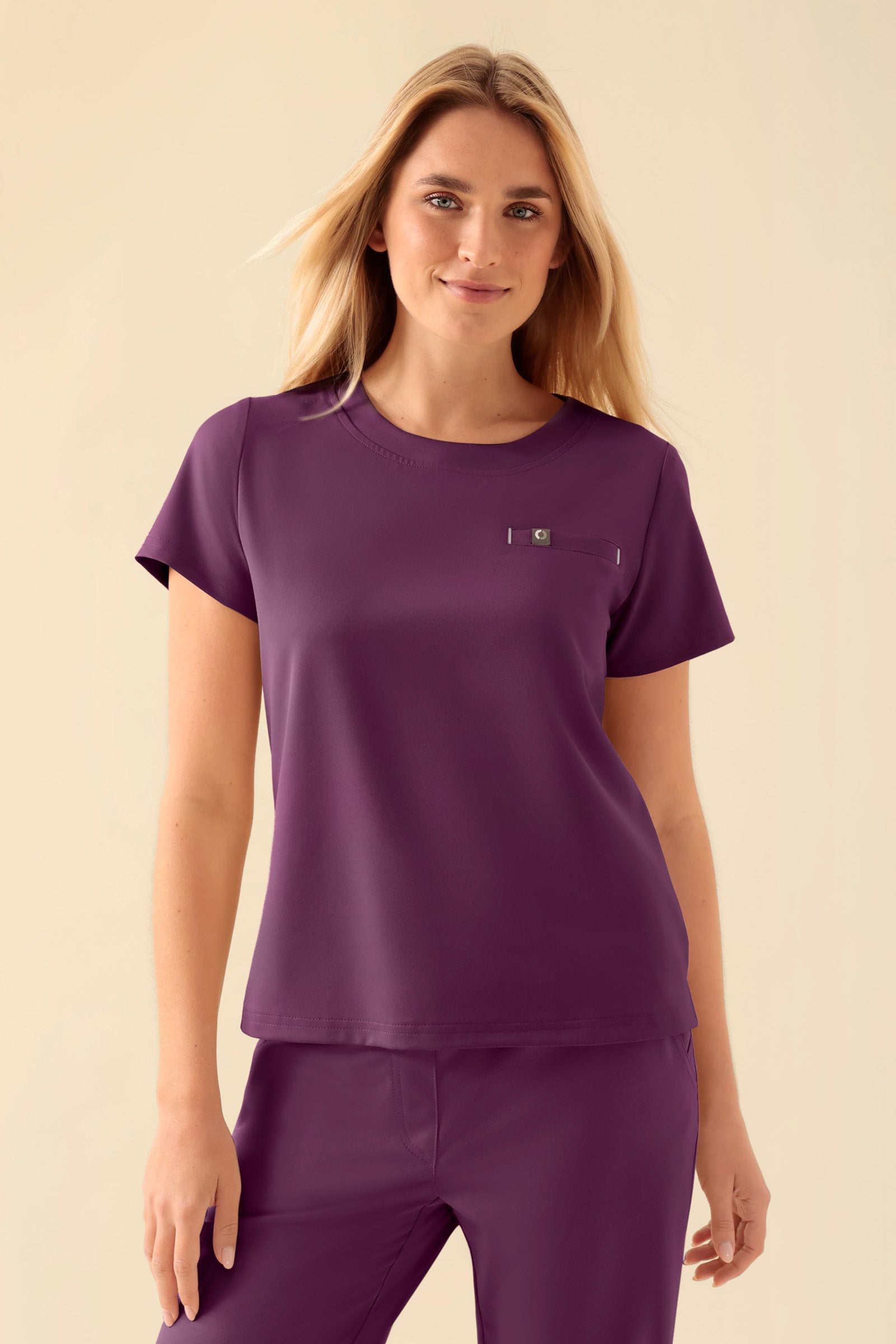 KAERE Shirt Damen - Rundhalsausschnitt pflaume, Vorderansicht Das Model ist 177 cm groß und trägt Größe S
