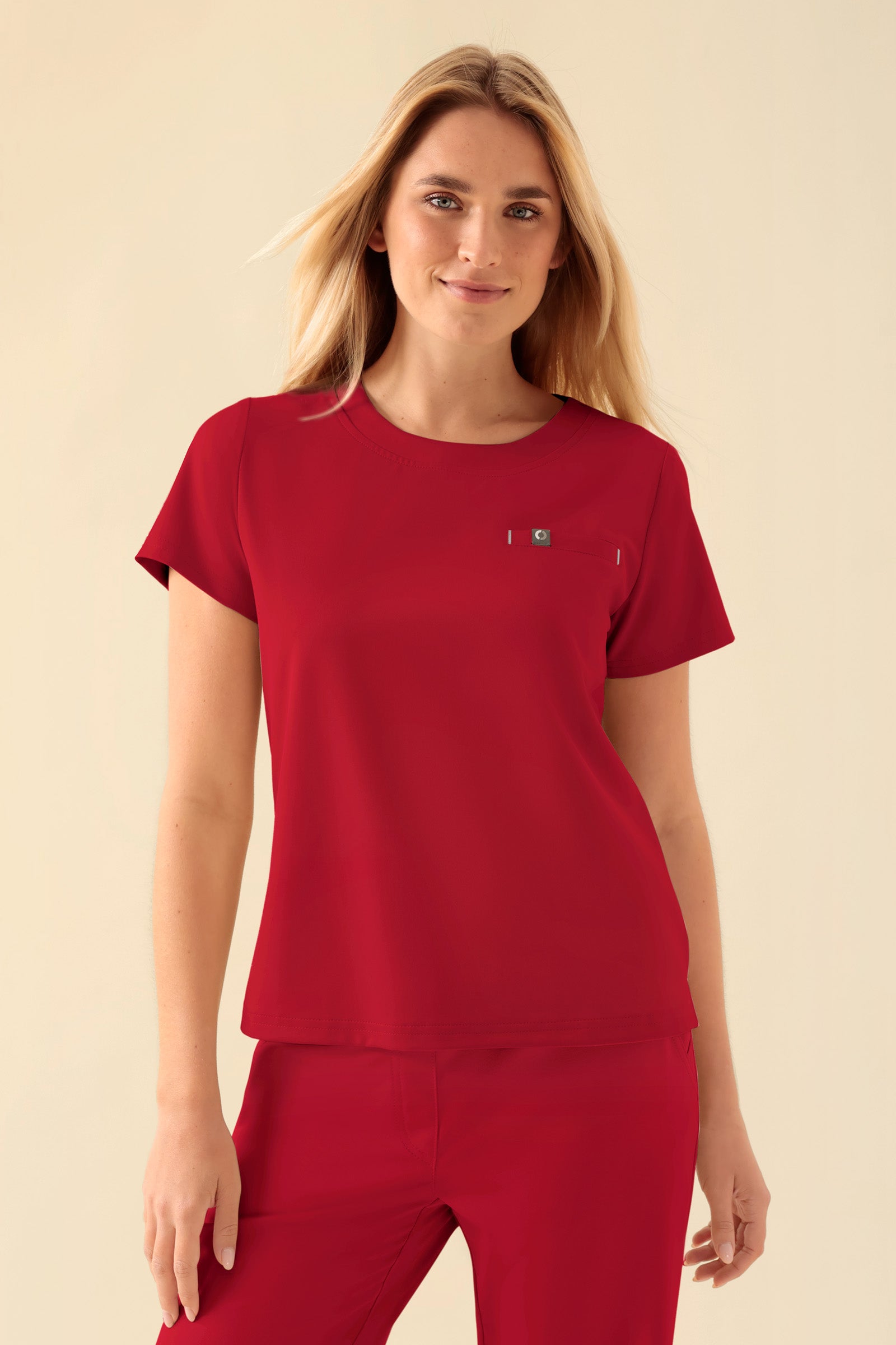 KAERE Shirt Damen - Rundhalsausschnitt rot, Vorderansicht Das Model ist 177 cm groß und trägt Größe S