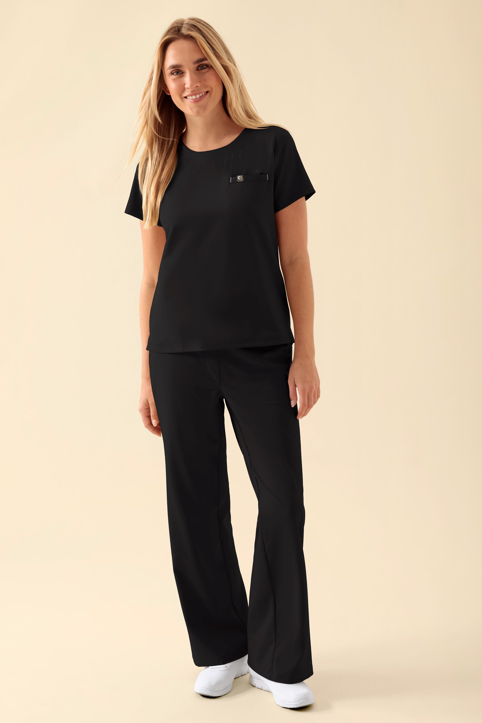 KAERE Shirt Damen - Rundhalsausschnitt schwarz, Vorderansicht Das Model ist 177 cm groß und trägt Größe S