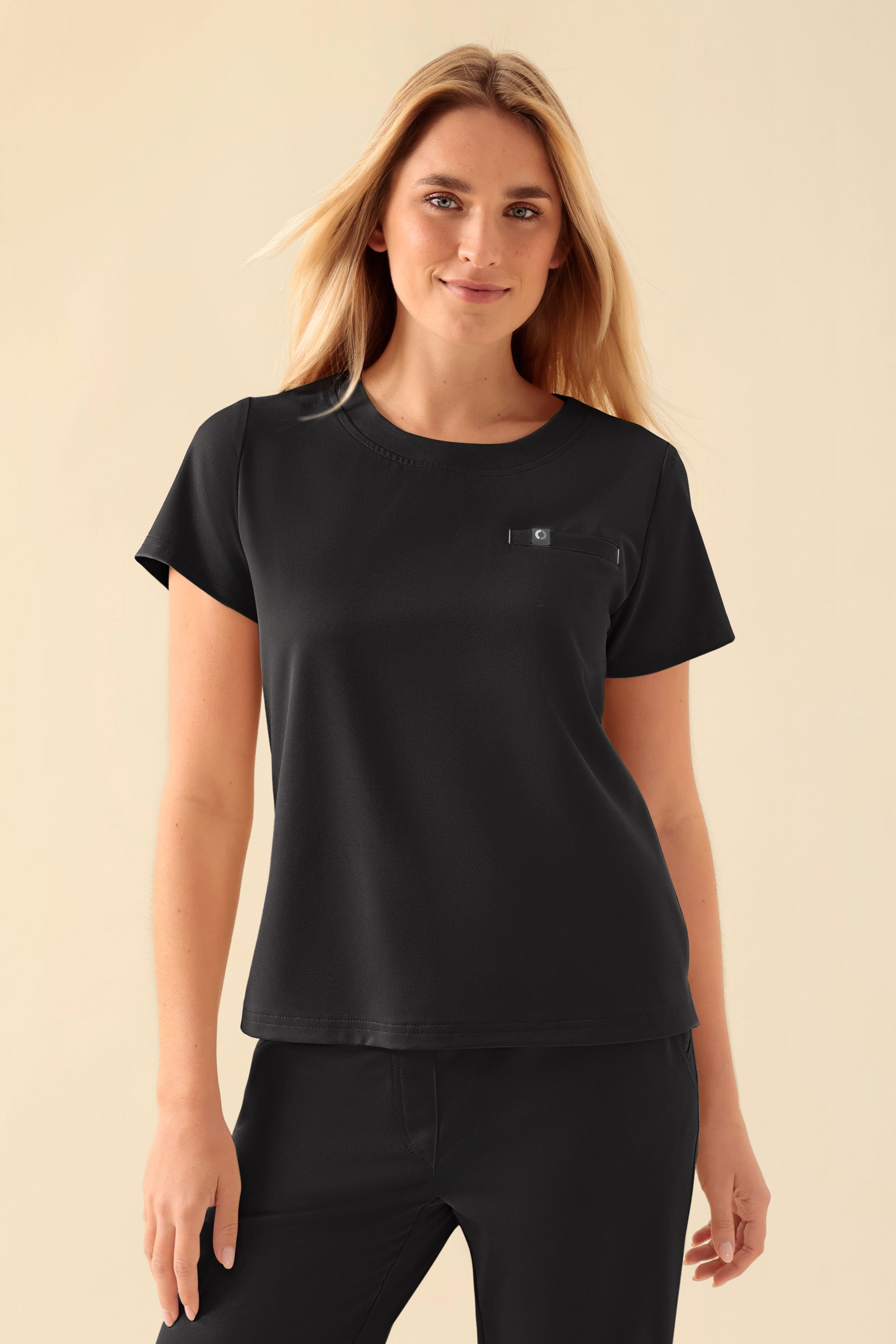 KAERE Shirt Damen - Rundhalsausschnitt schwarz, Vorderansicht Das Model ist 177 cm groß und trägt Größe S