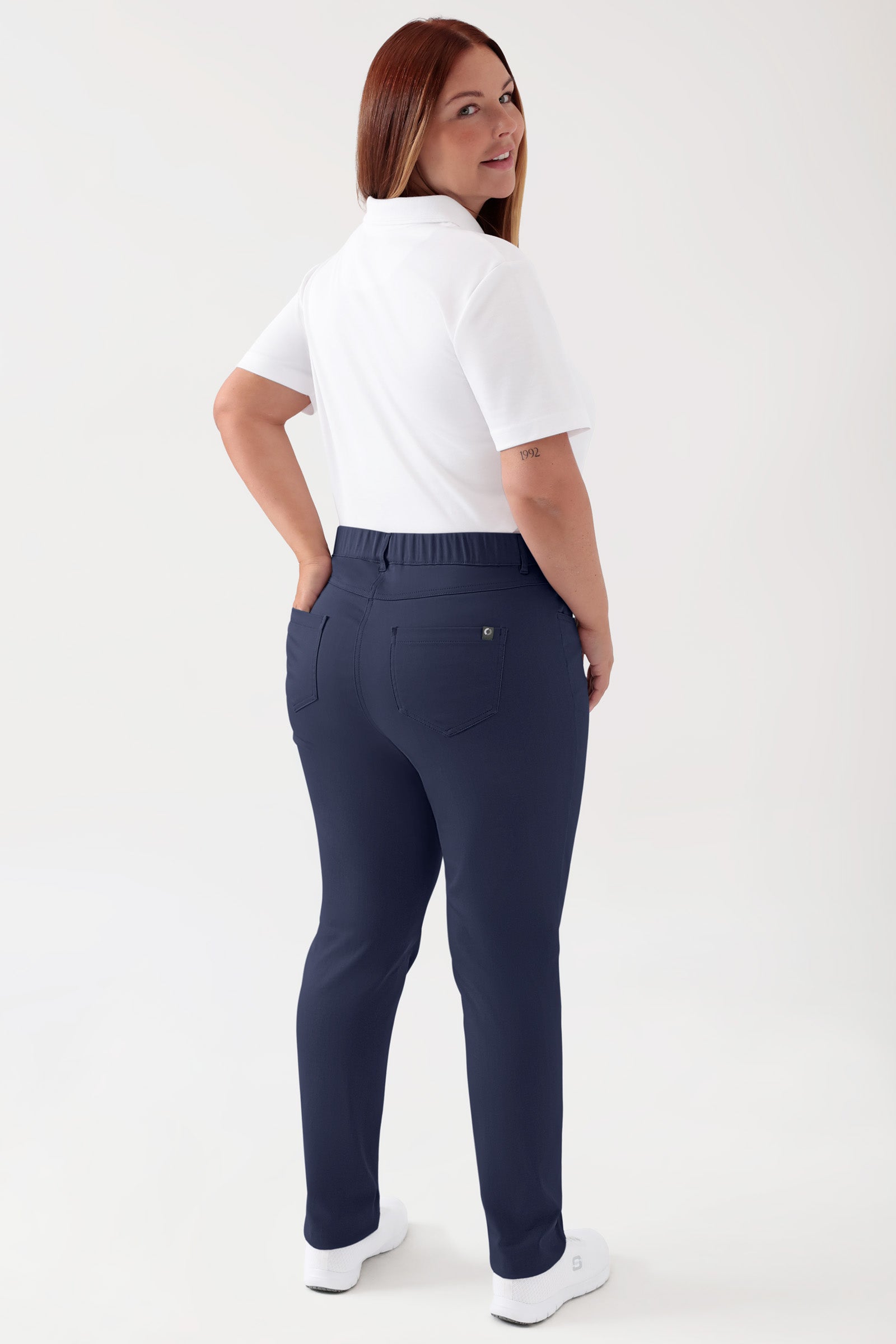COMFY FLEX 5-Pocket Hose Damen - schlankes Bein navy, Rückansicht Das Model ist 173 cm groß und trägt Größe 46
