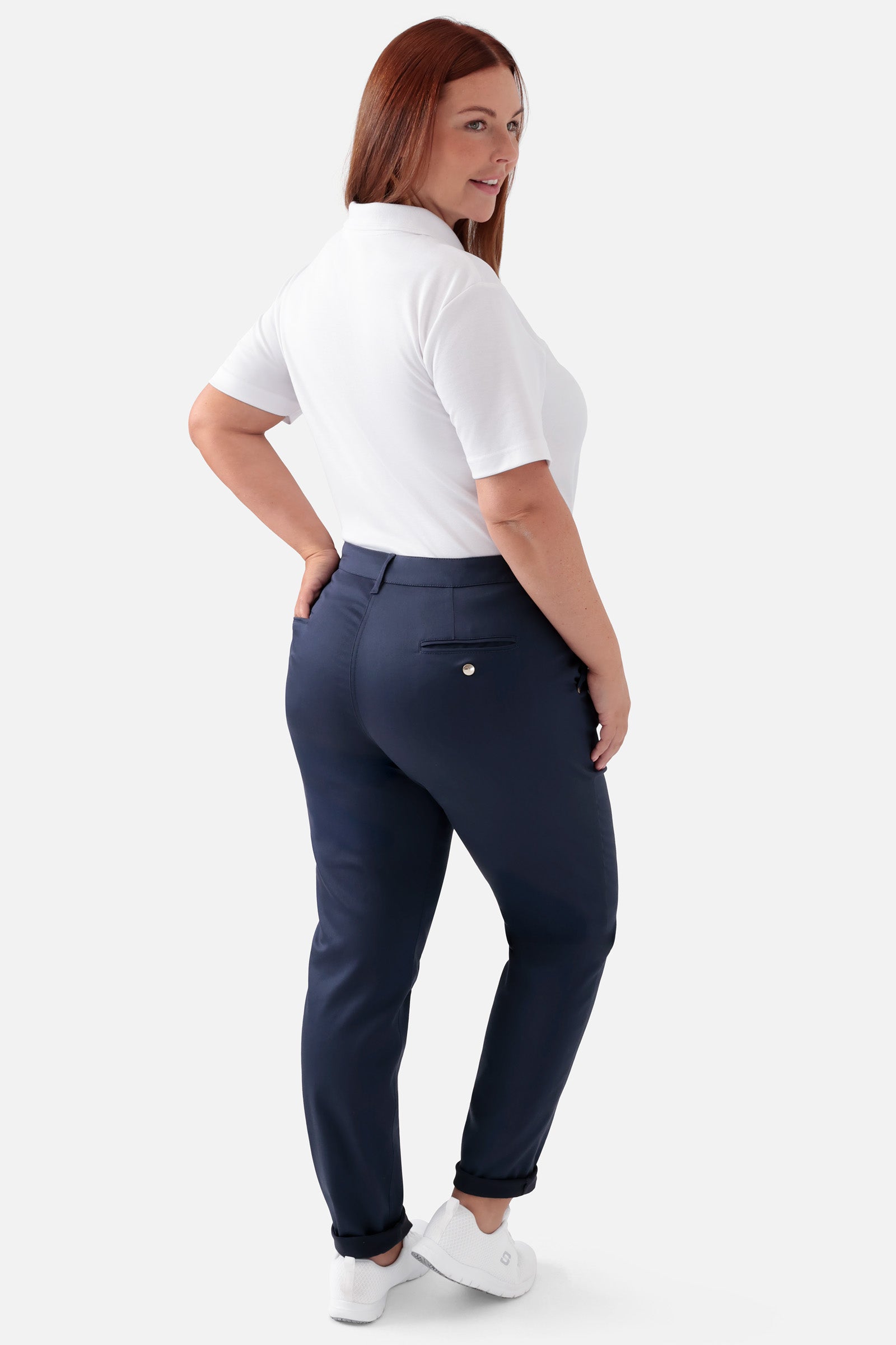 COMFY FLEX Hose Damen - Chino Style navy, Rückansicht Das Model ist 173 cm groß und trägt Größe 46