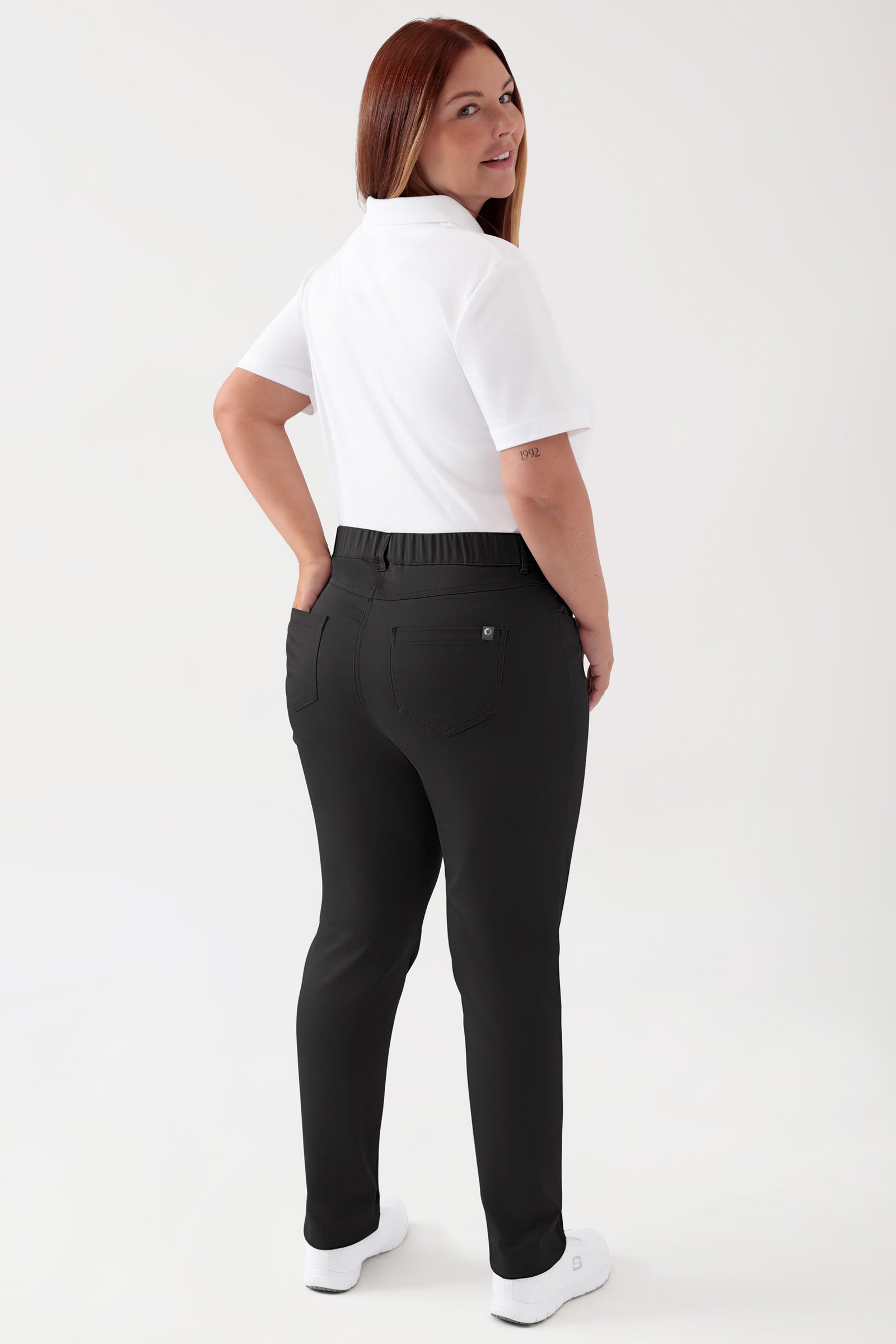 COMFY FLEX 5-Pocket Hose Damen - schlankes Bein schwarz, Rückansicht Das Model ist 173 cm groß und trägt Größe 46