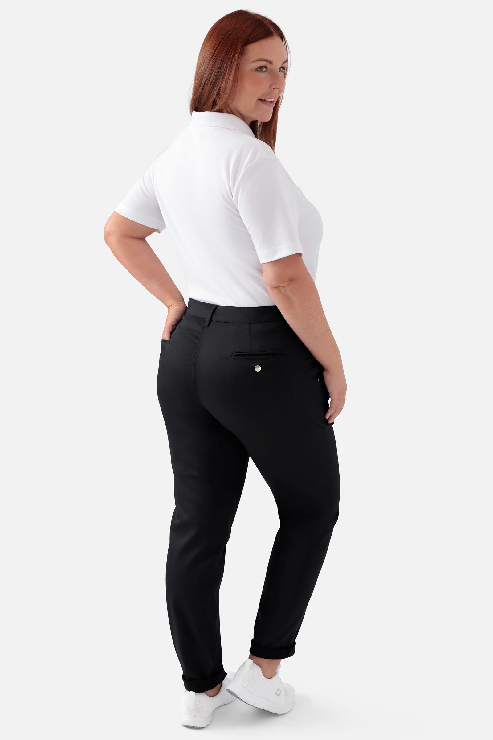 COMFY FLEX Hose Damen - Chino Style schwarz, Rückansicht Das Model ist 173 cm groß und trägt Größe 46
