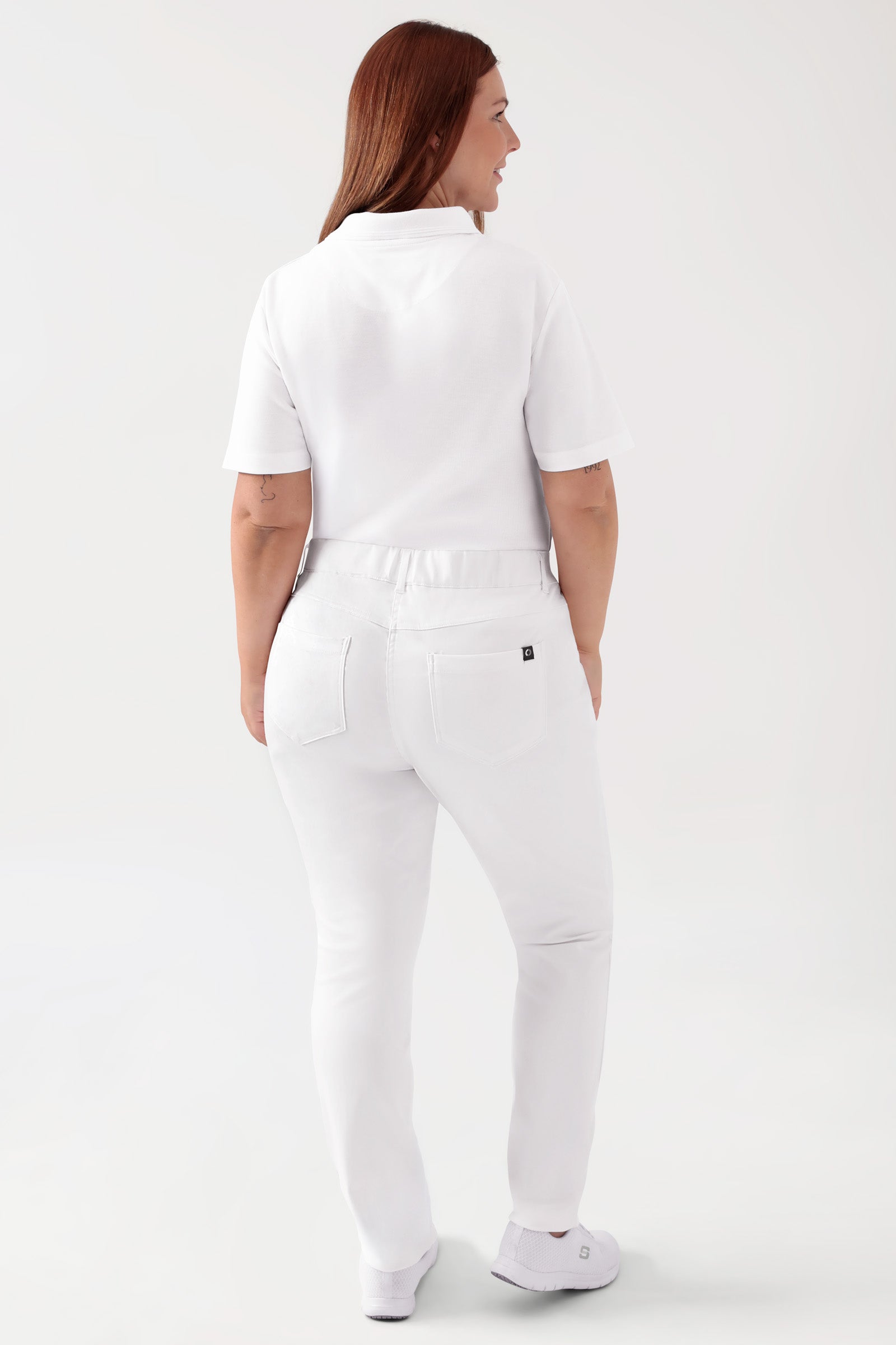 COMFY FLEX 5-Pocket Hose Damen - schlankes Bein weiß, Rückansicht Das Model ist 173 cm groß und trägt Größe 46