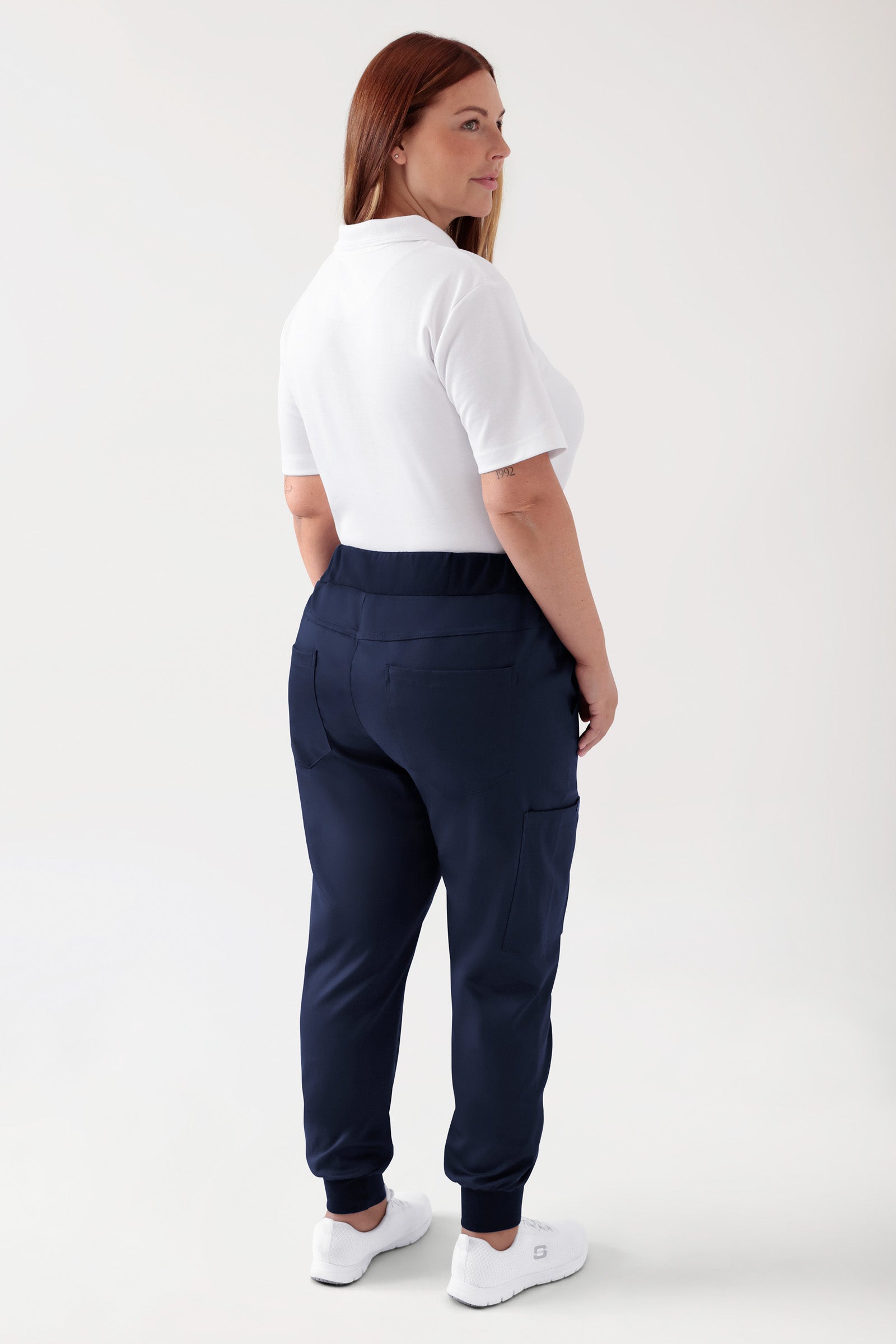 COMFY FLEX Hose Damen - Jogpants navy, Rückansicht Das Model ist 173 cm groß und trägt Größe XL