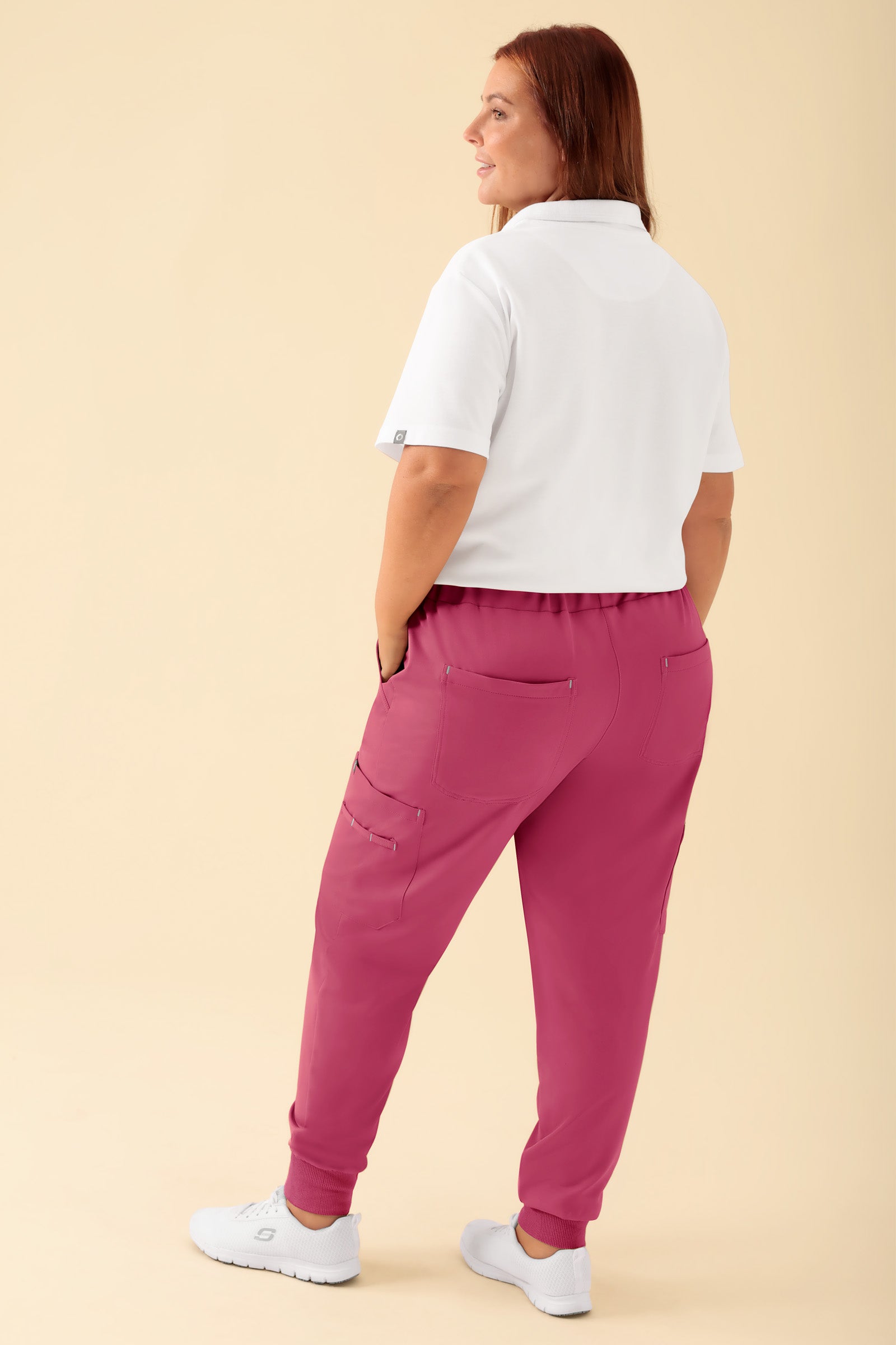 KAERE Hose Damen - Saumbündchen mit Beintaschen rosenholz, Rückansicht Das Model ist 173 cm groß und trägt Größe XL