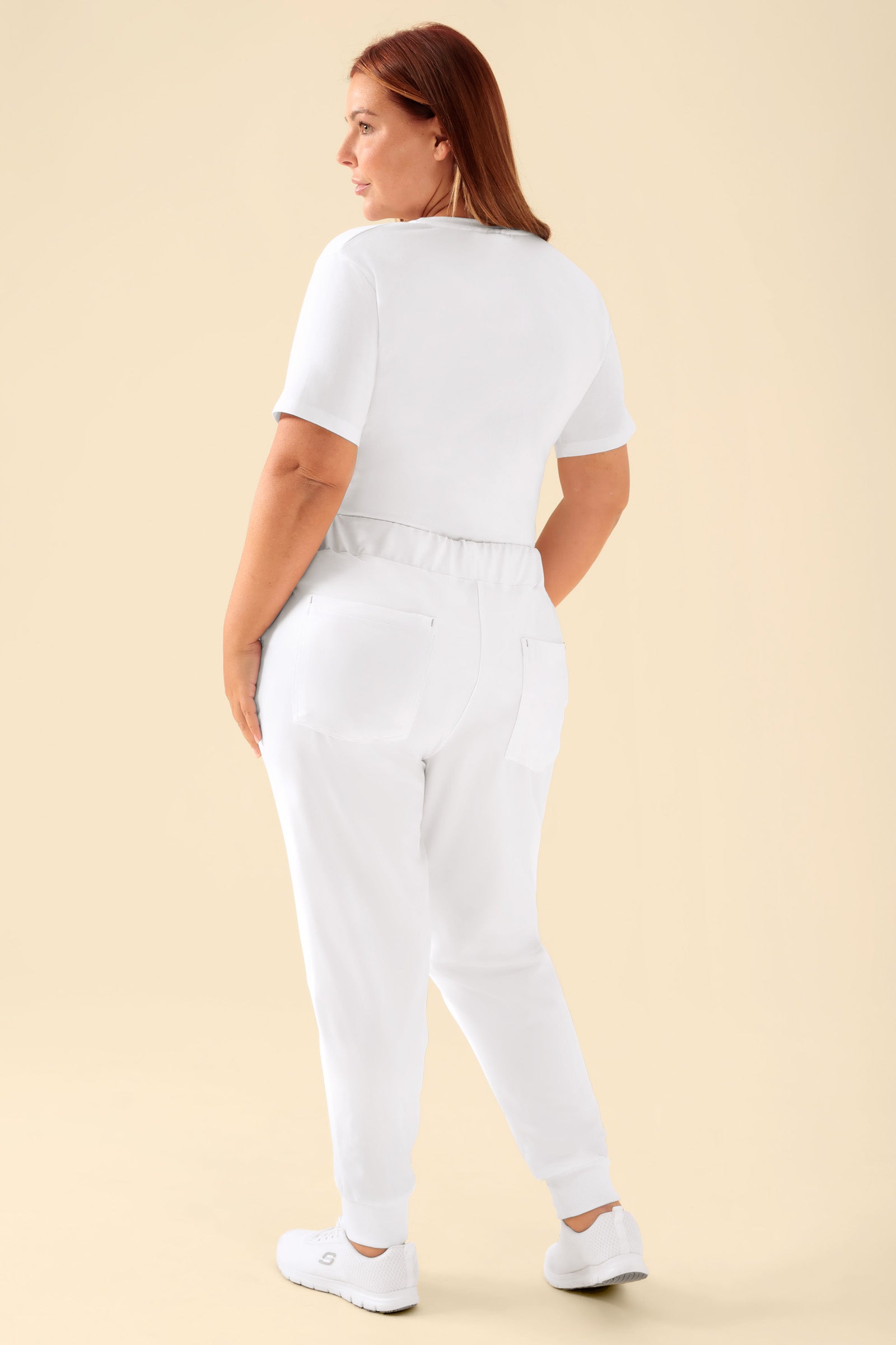 KAERE Hose Damen - Saumbündchen ohne Beintaschen weiß, Rückansicht Das Model ist 173 cm groß und trägt Größe XL