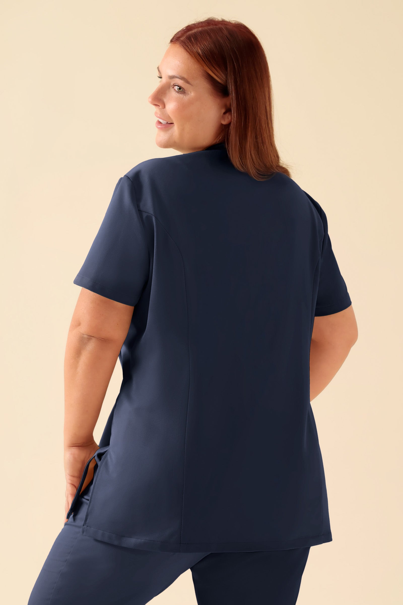 KAERE Kasack Damen - asymmetrische Knopfleiste navy, Rückansicht Das Model ist 173 cm groß und trägt Größe XL
