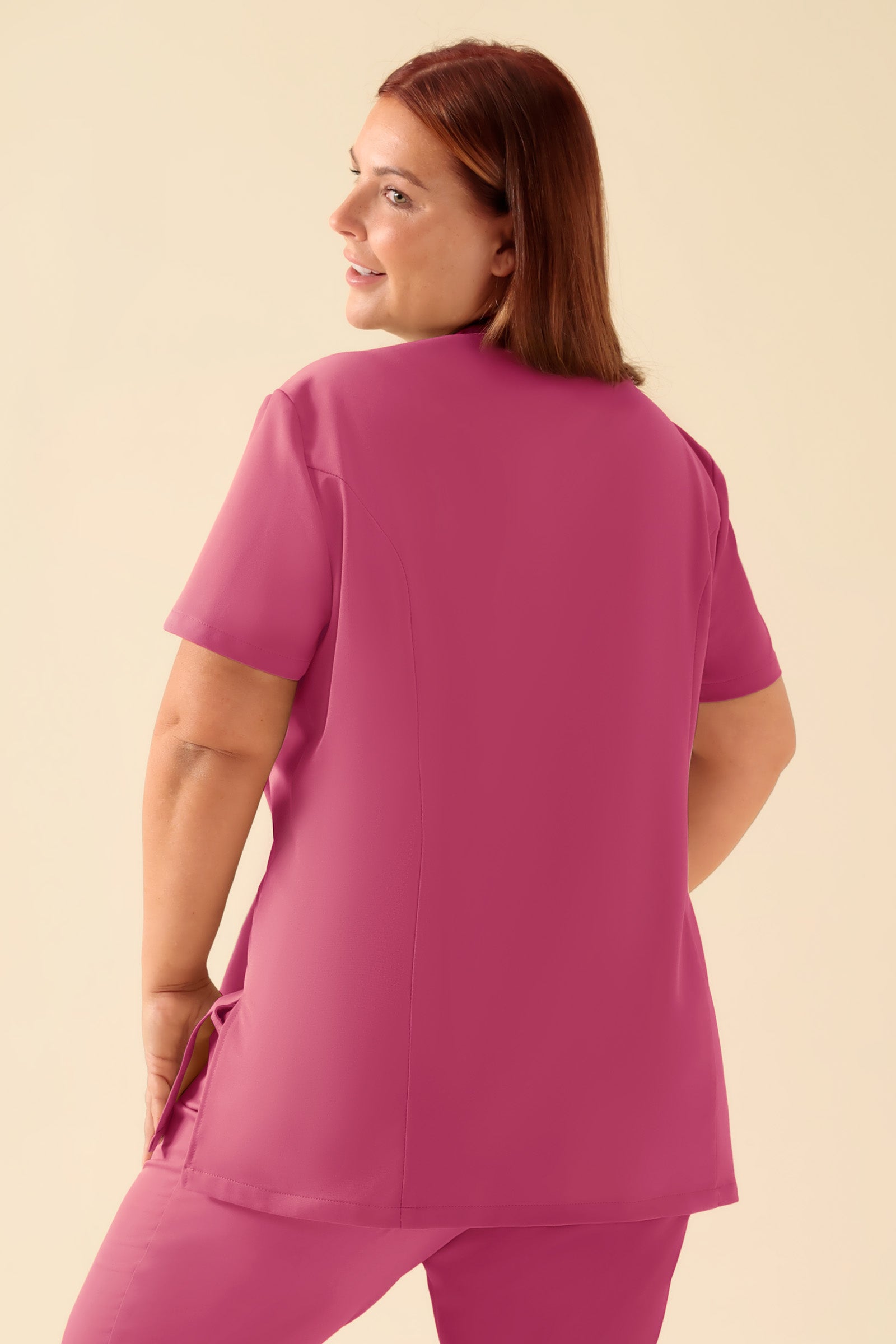 KAERE Kasack Damen - asymmetrische Knopfleiste rosenholz, Rückansicht Das Model ist 173 cm groß und trägt Größe XL