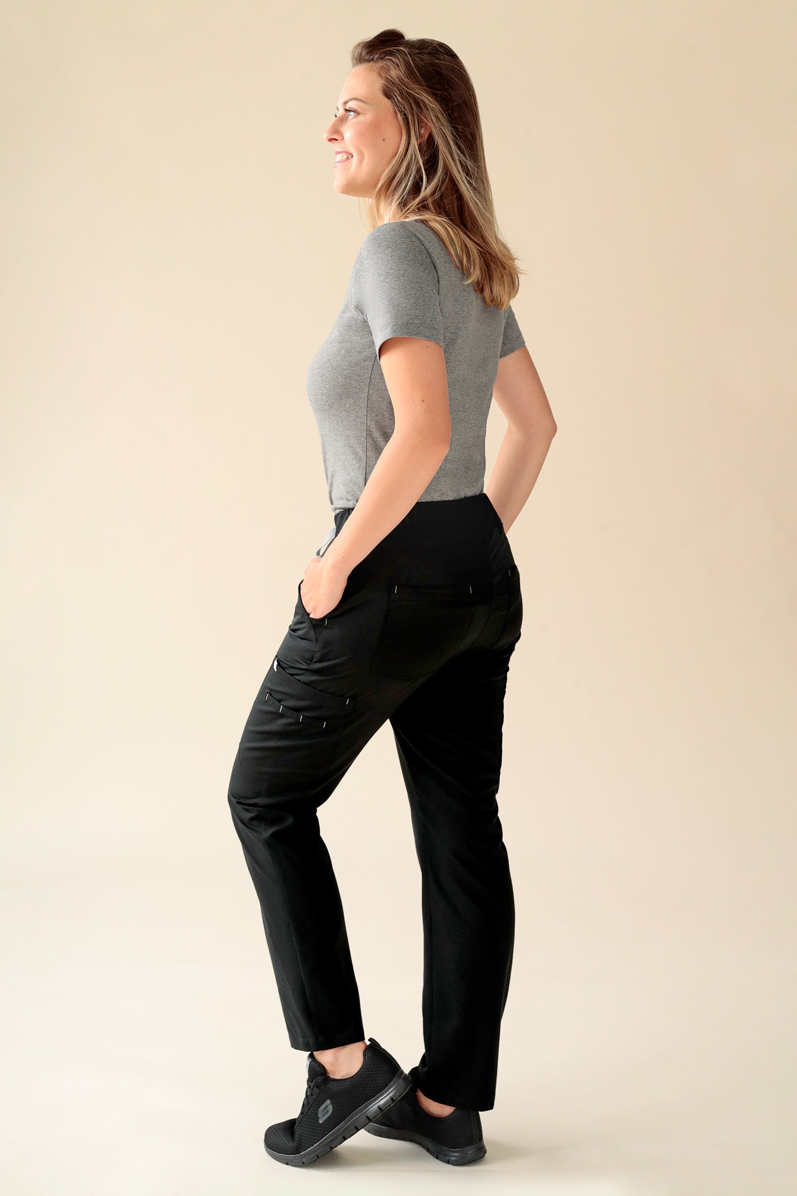 KAERE Hose Damen - gerader Saum Kurzgr. mit Beintaschen schwarz, Rückansicht 