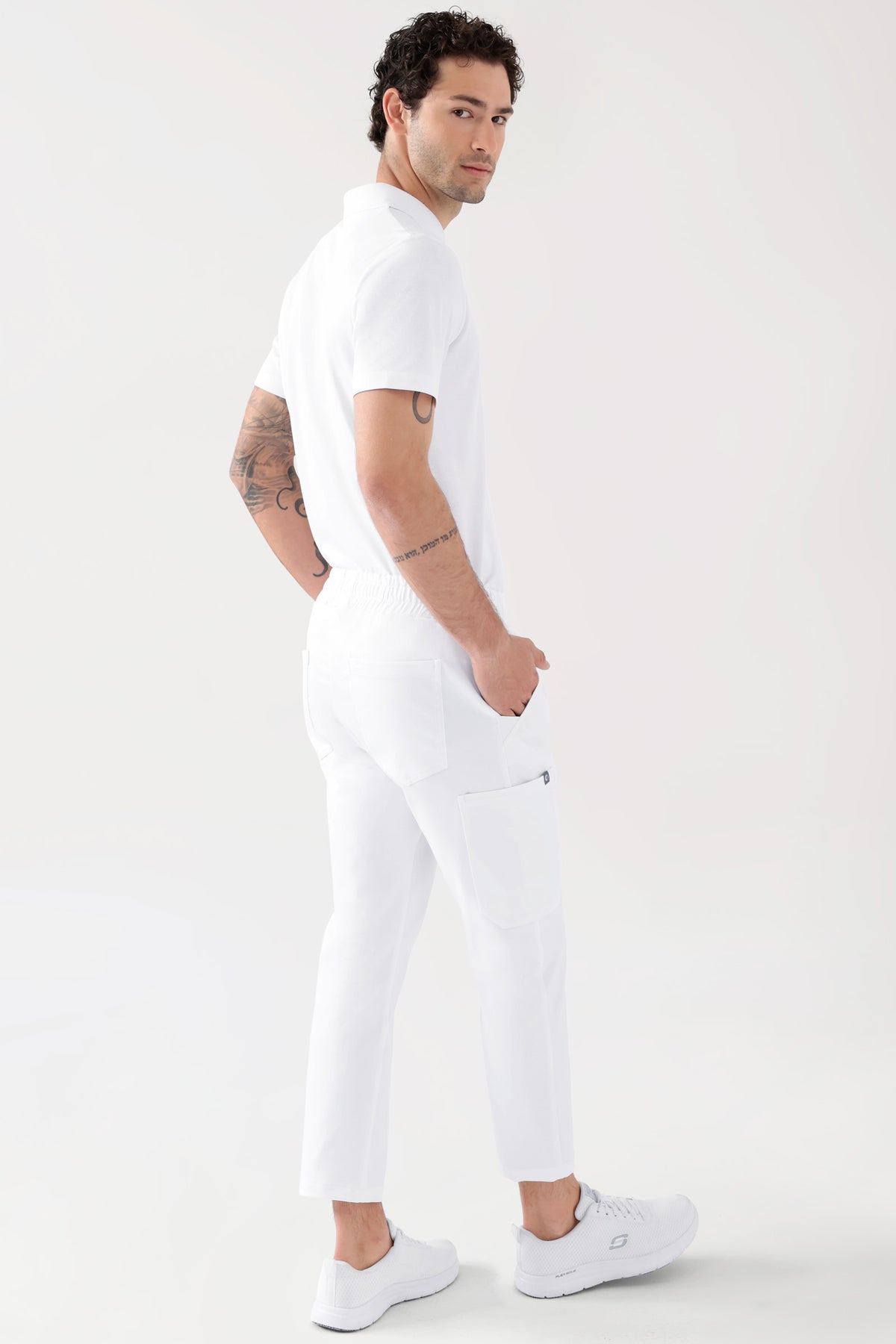COMFY FLEX Stretch Hose Unisex - 7/8 Länge weiß, Rückansicht Das Model ist 188 cm groß und trägt Größe M