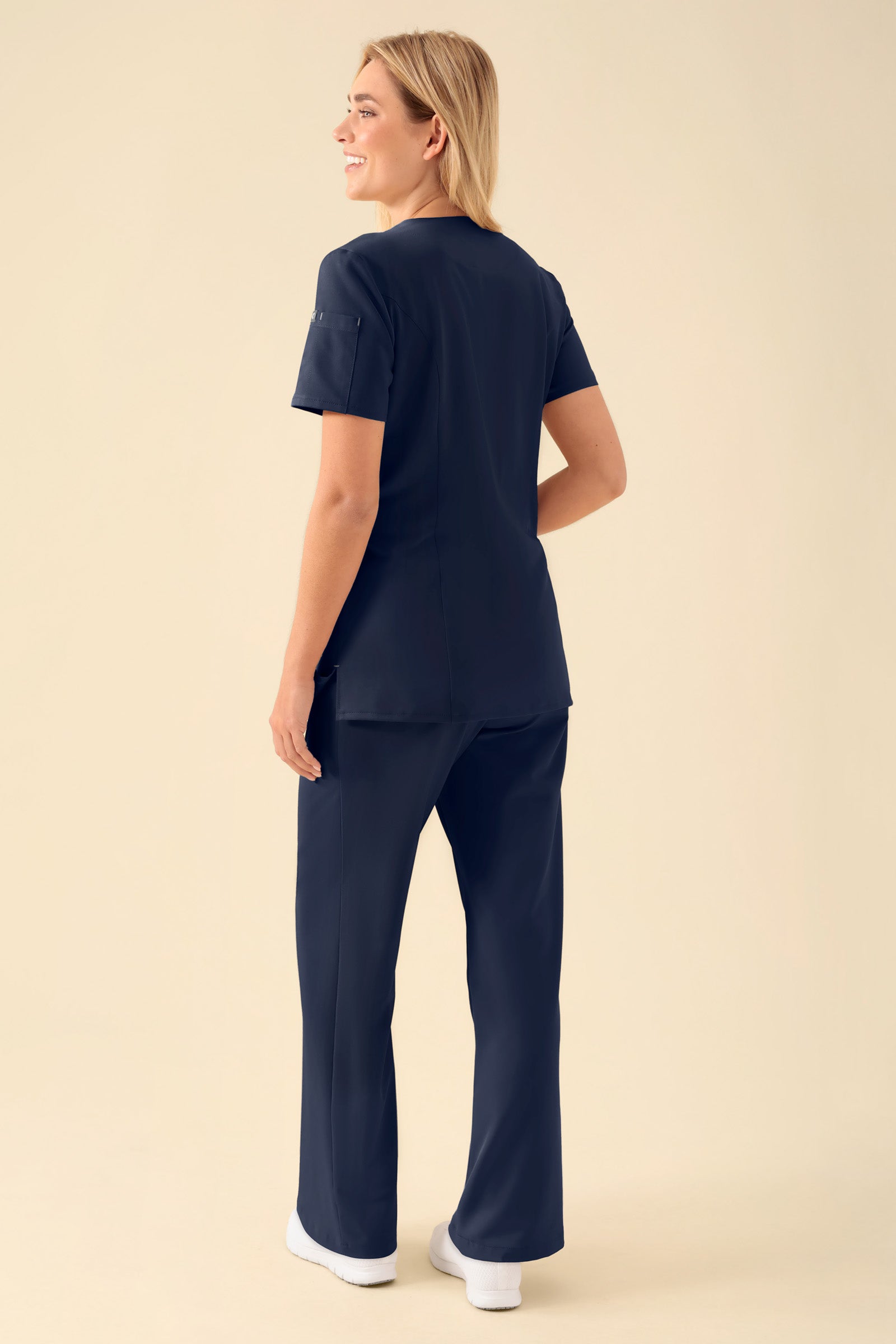 KAERE Kasack Damen - durchgeknöpft navy, Rückansicht Das Model ist 177 cm groß und trägt Größe S